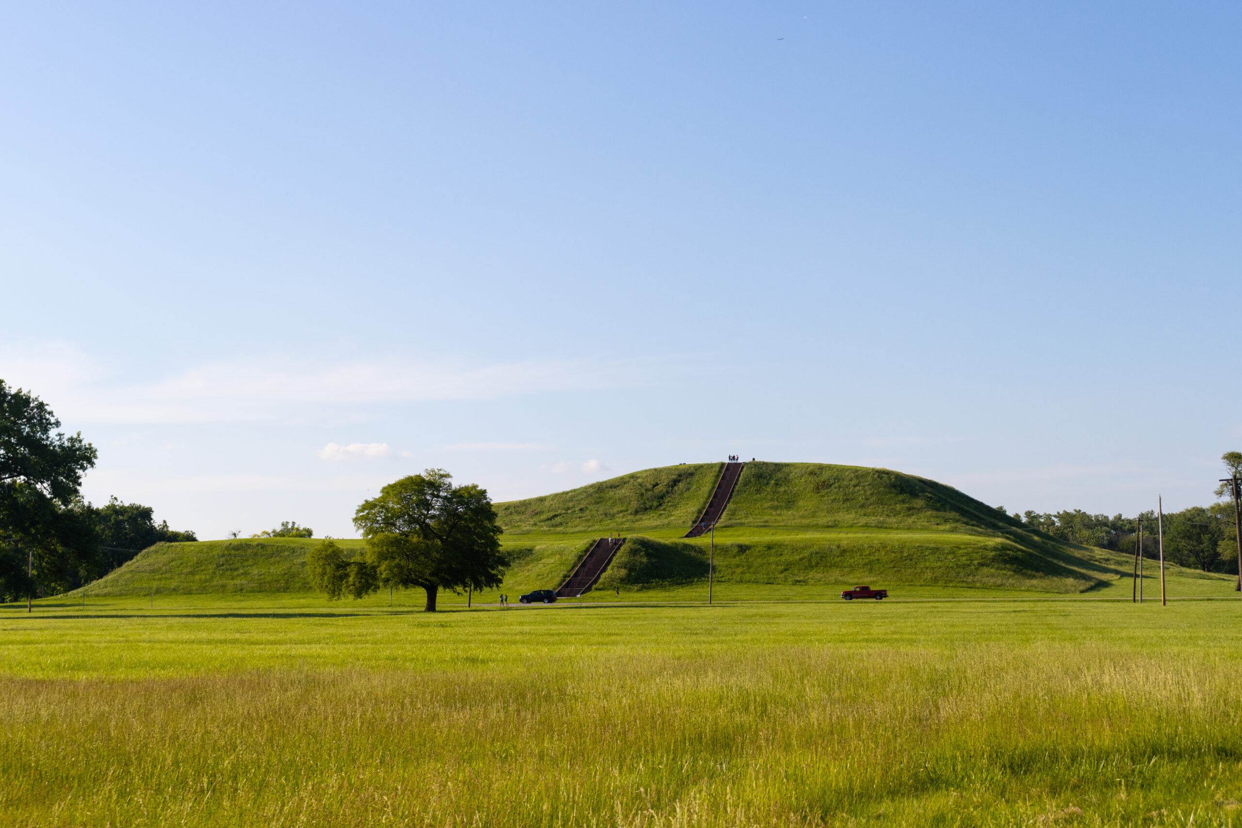 Monks Mound v Cahokii, největší zemní mohylová stavba lokality