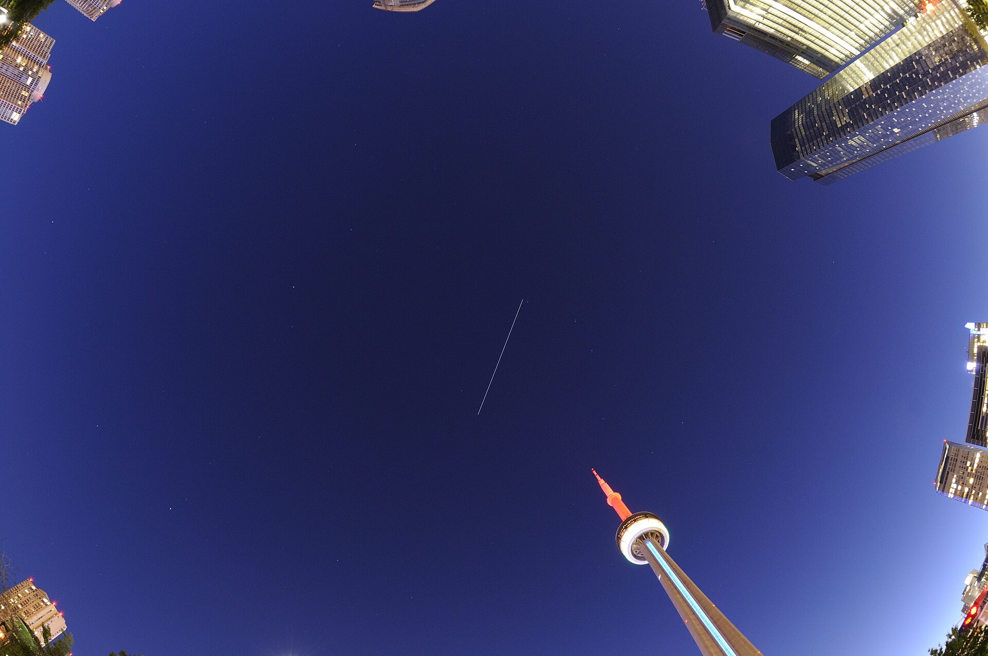 Stopa Mezinárodní vesmírné stanice na obloze