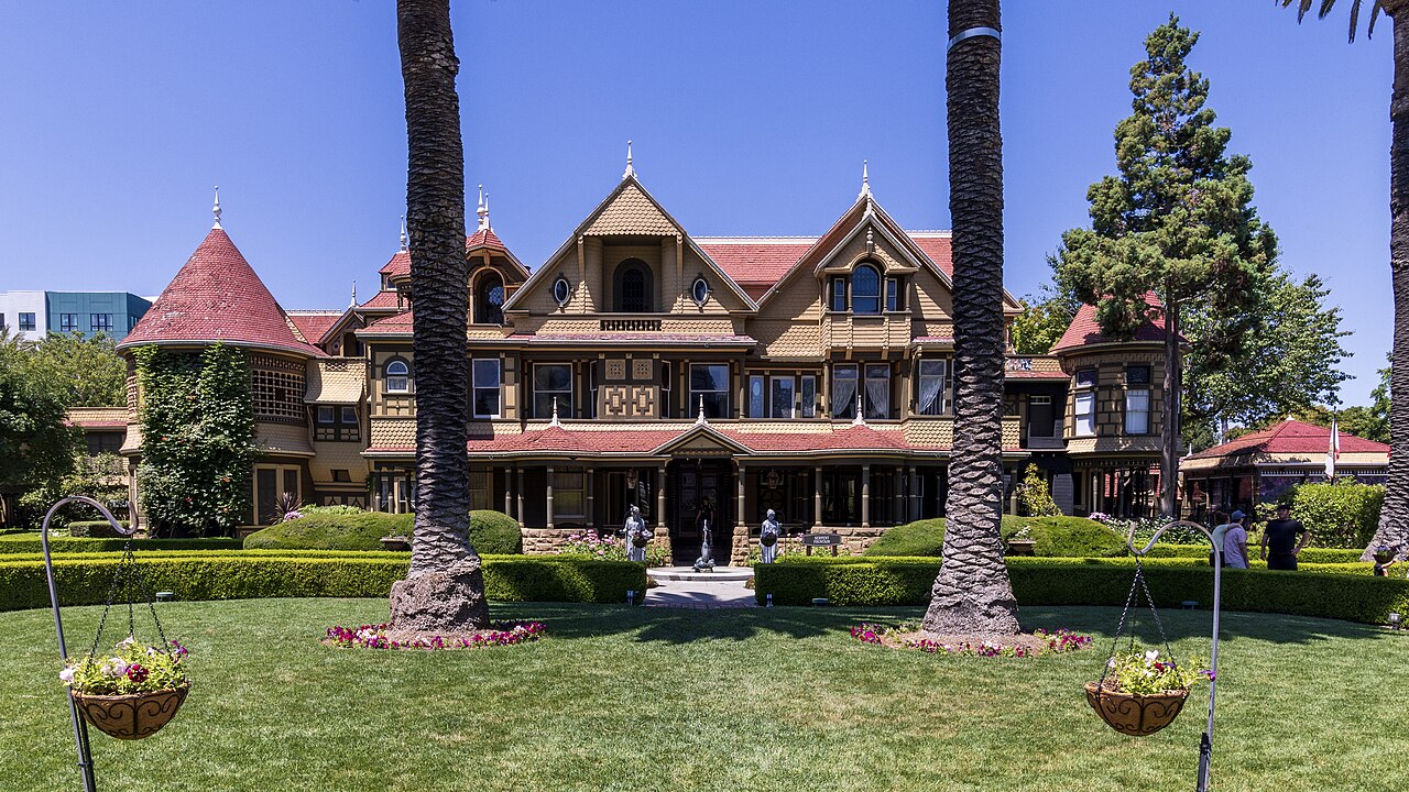 Winchester Mystery House: proč vznikl labyrint chodeb a co je na příběhu o duchách doložené
