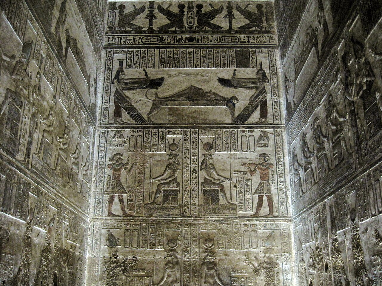Denderské světlo: co skutečně zobrazují egyptské reliéfy spojované s údajnou starověkou elektřinou