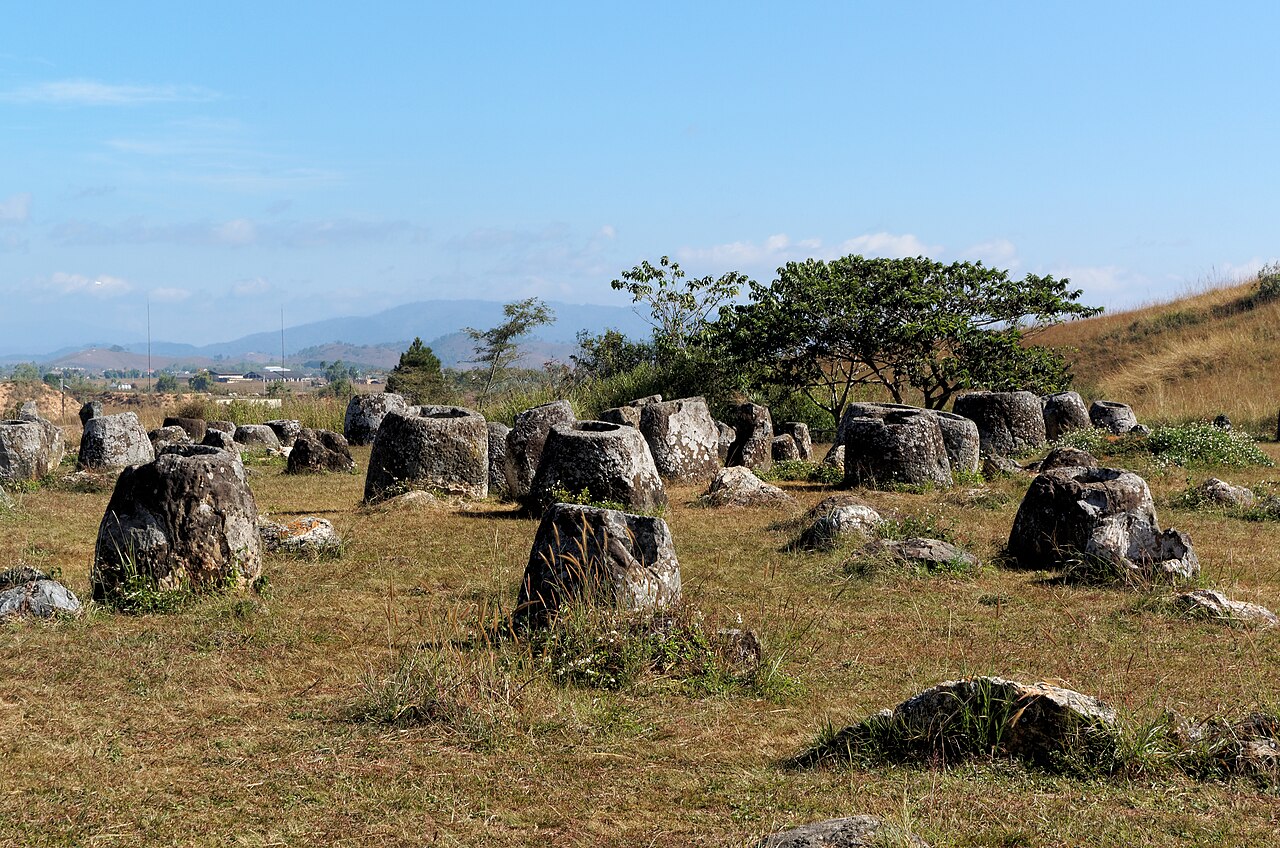 Planina džbánů: tisíce kamenných nádob v Laosu a jejich spojení s pohřebními rituály
