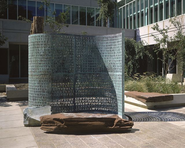 Kryptos: proč K4 zůstává veřejně nerozluštěný i po nalezení plaintextu v archivu a prodeji řešení