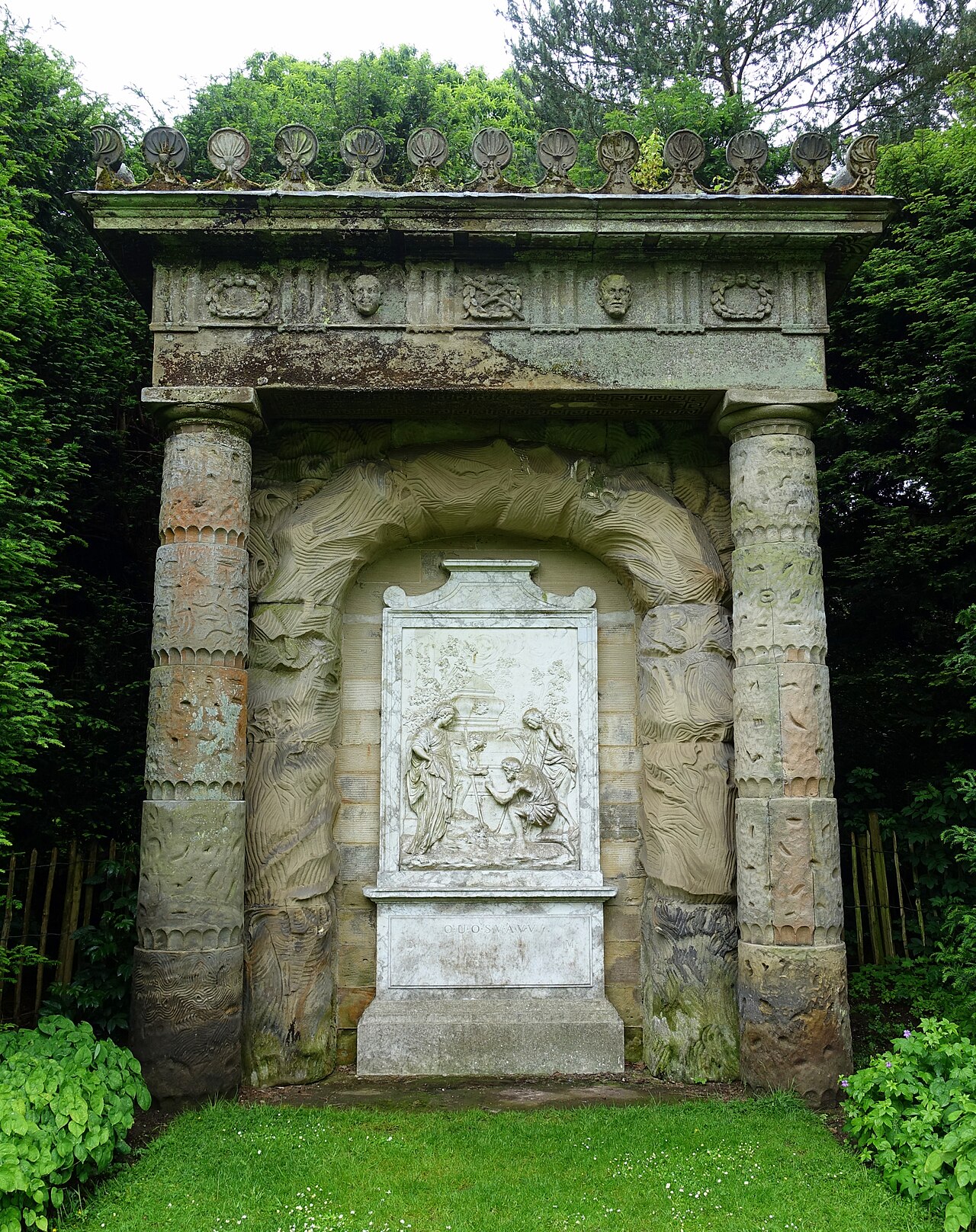 Shugboroughský nápis: co může znamenat osm písmen DOUOSVAVVM pod Pastýřovým monumentem