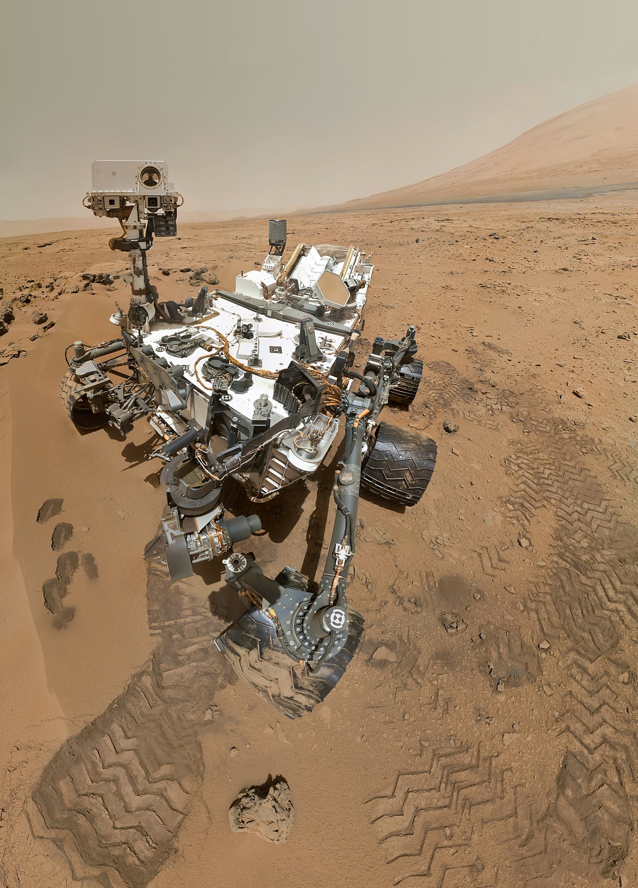 Metan na Marsu: proč Curiosity plyn opakovaně zachycuje, zatímco orbitální měření jej nevidí
