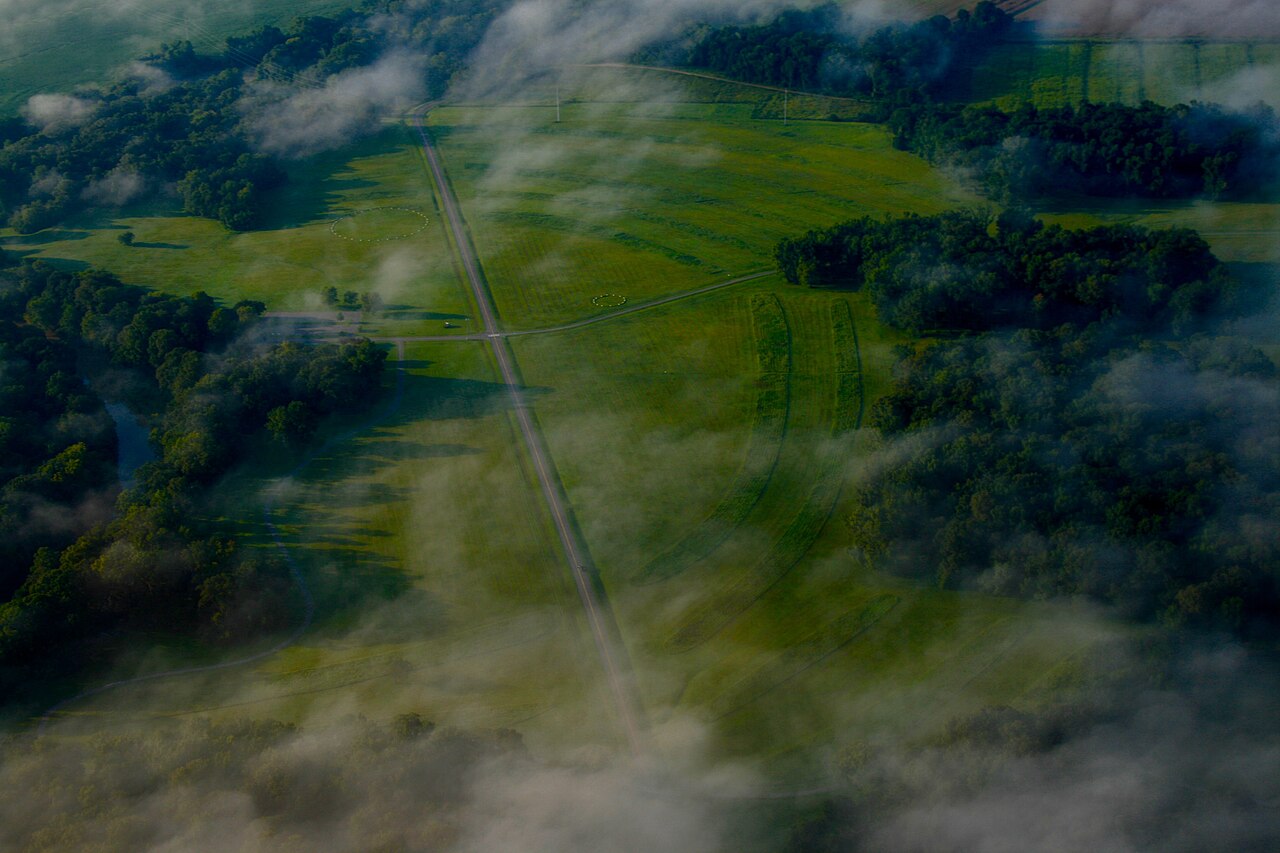 Poverty Point: monumentální zemní stavby lovců a sběračů a co vypovídají o společnosti bez měst
