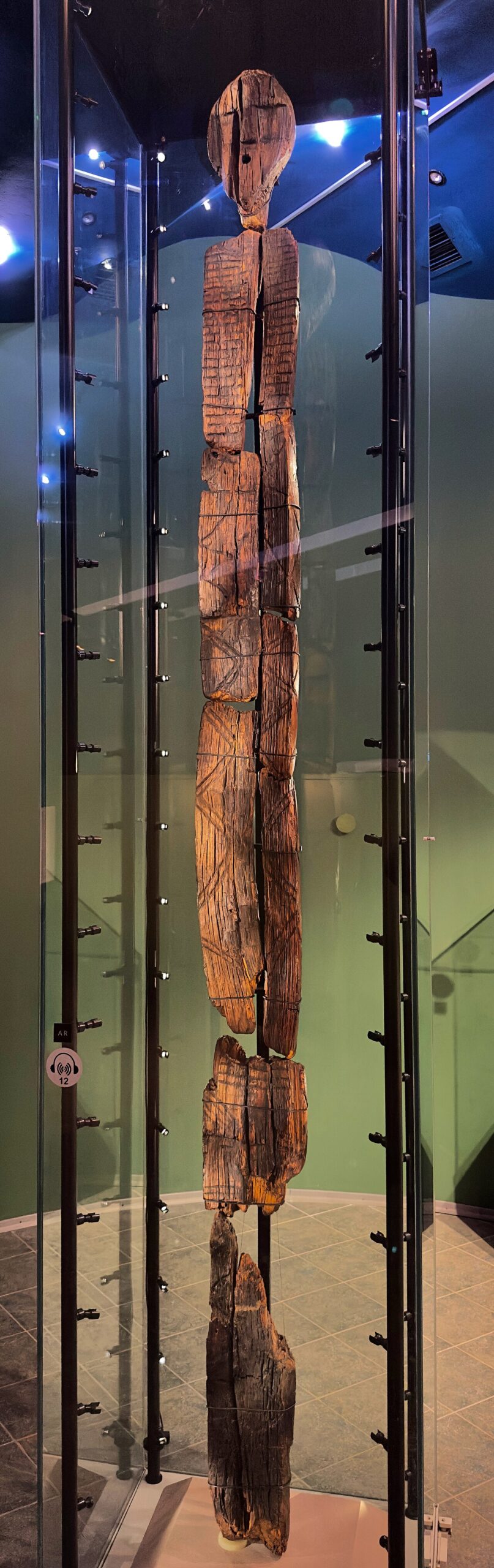 Šigirský idol: nejstarší známá monumentální dřevěná socha a záhada jejích geometrických znaků