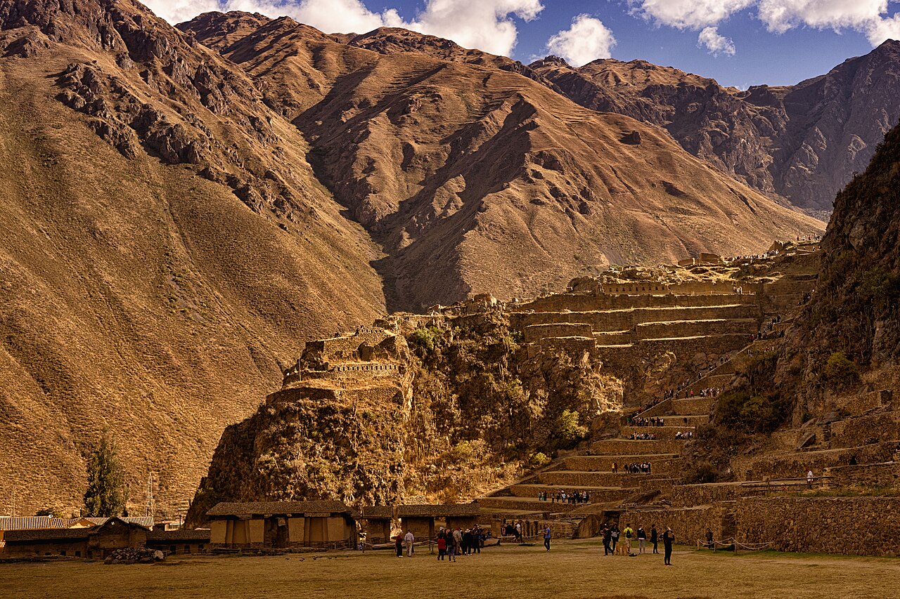 Ollantaytambo: obří incké bloky nad údolím Urubamby a logistika jejich dopravy z protějšího lomu