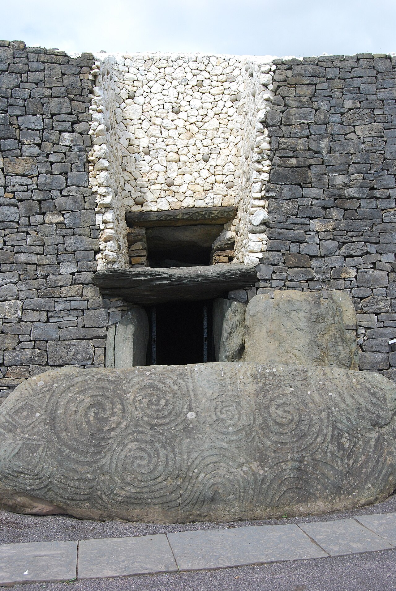 Stavbu či monument přímo související s tématem – Newgrange
