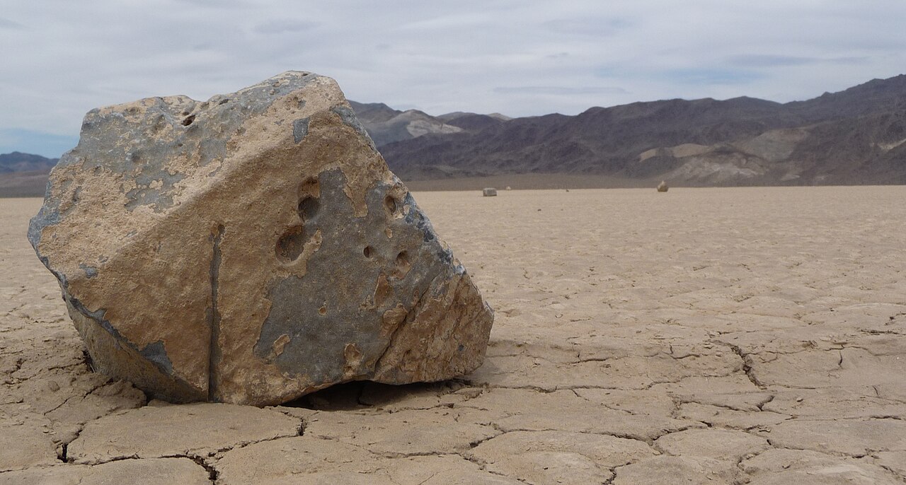 Přímou fotografii nebo vědeckou ilustraci přírodního jevu – Putující kameny v Death Valley