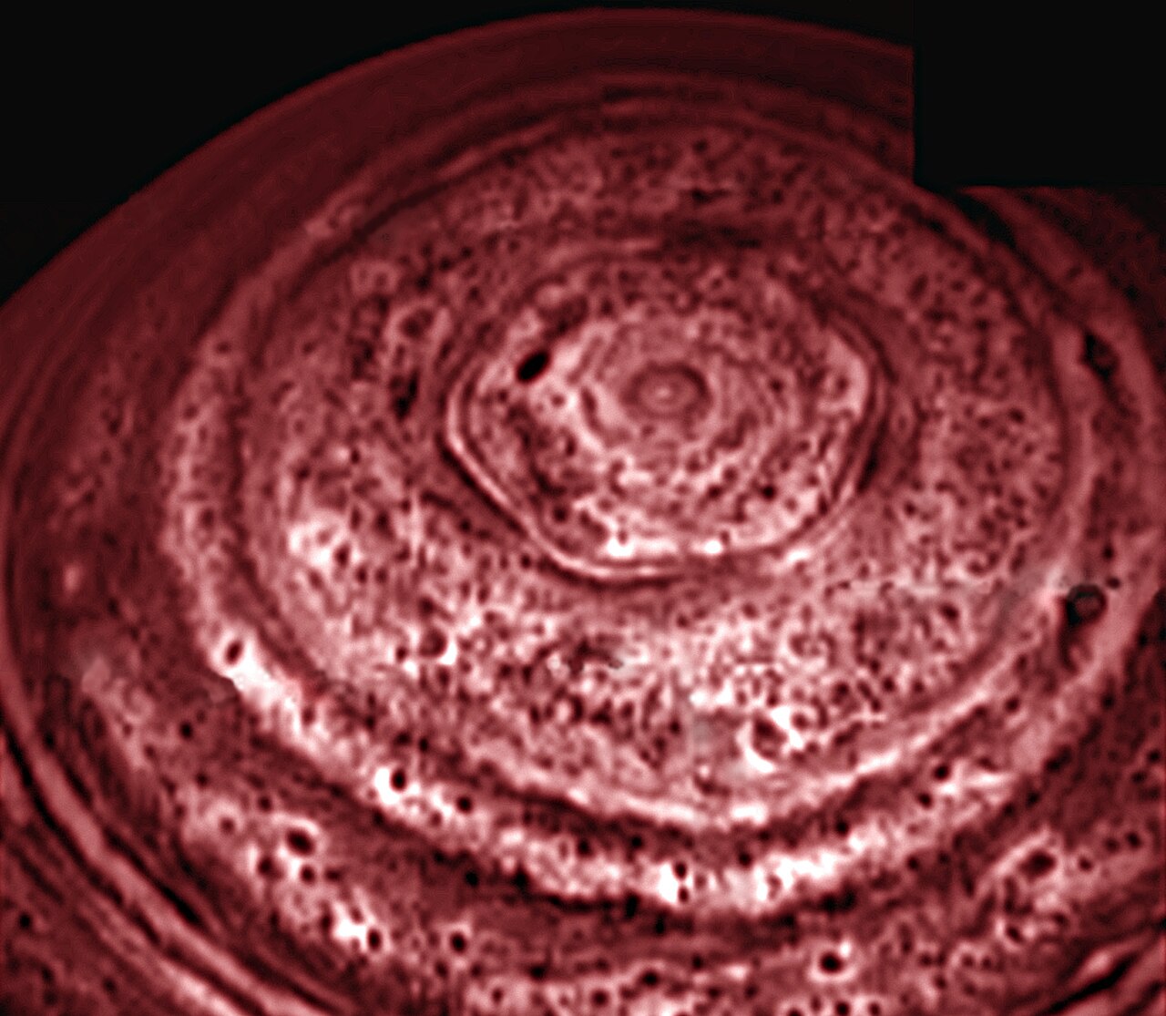 Saturnův hexagon: šestiboký proud kolem severního pólu a co víme o jeho neobvyklé stabilitě