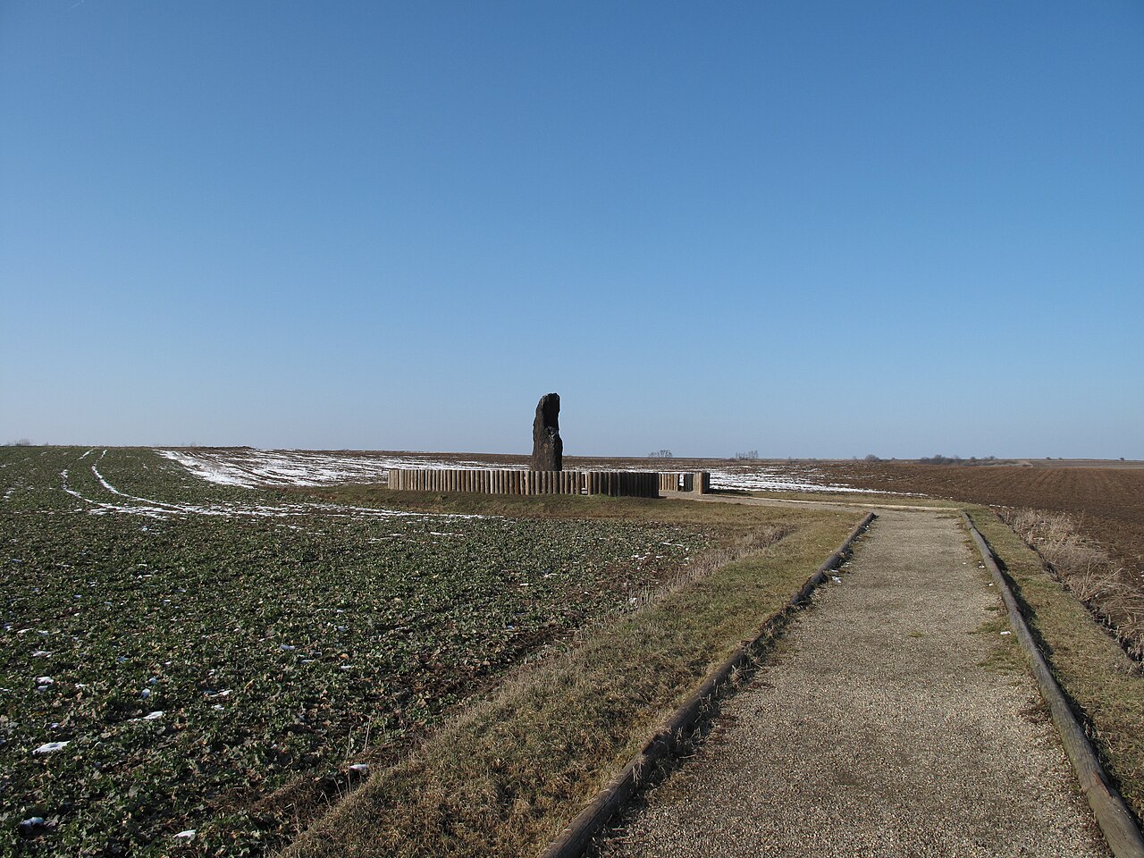 Kamenný pastýř u Klobuk: nejznámější český menhir mezi archeologií, pověstmi a novodobými zásahy