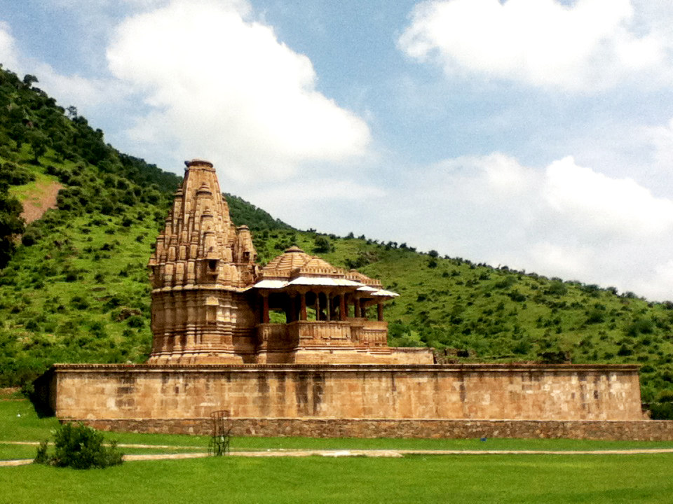 Pevnost Bhangarh: opuštěné indické město, historické ruiny a moderní pověst o nejstrašidelnějším místě