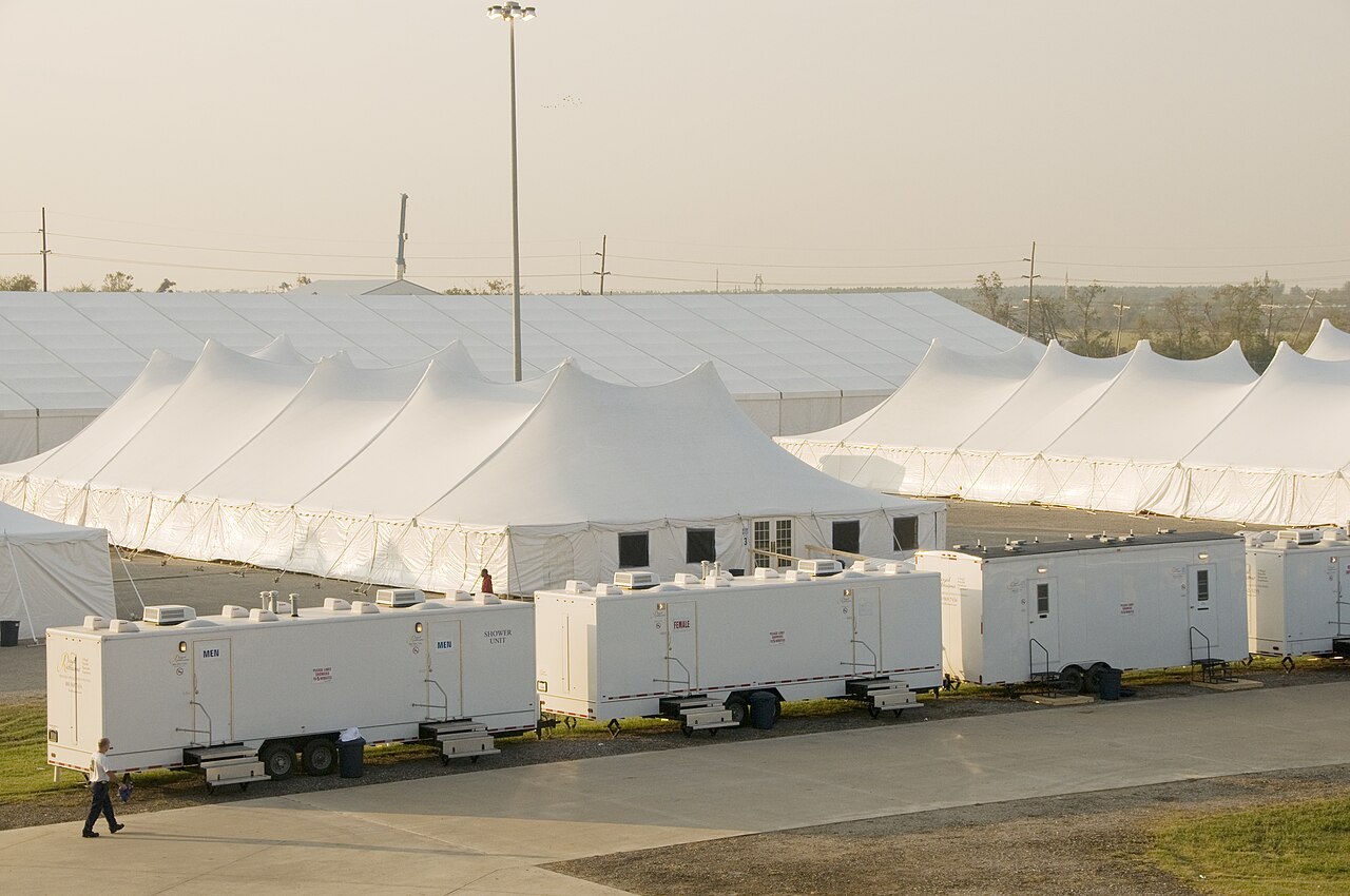 FEMA camps: jak běžná krizová infrastruktura v USA vytvořila teorii o tajných internačních táborech