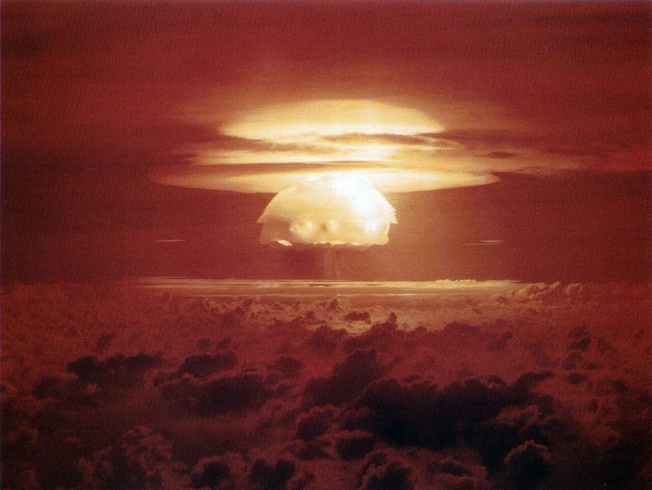 Castle Bravo 1954: silnější termonukleární výbuch, než vědci čekali, a kontaminace Marshallových ostrovů