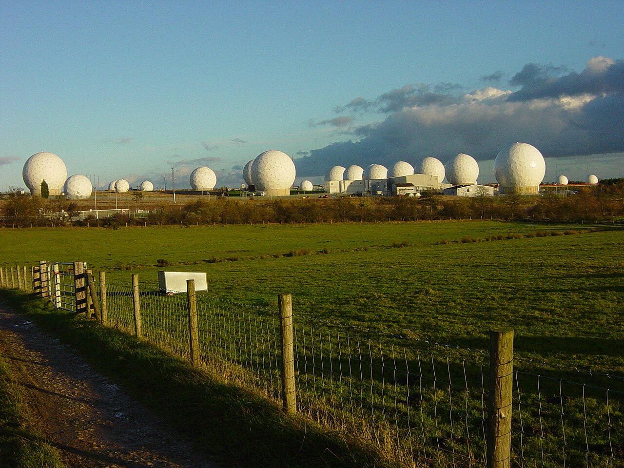 ECHELON: globální síť signálového zpravodajství mezi doloženou spoluprací Five Eyes a představami o všudypřítomném odposlechu