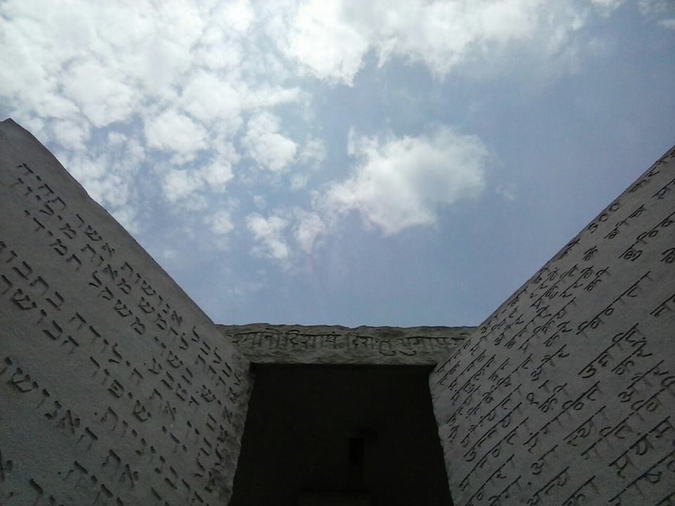 Georgia Guidestones: záhadně objednaný monument, deset pravidel a konspirační výklady před jeho zničením