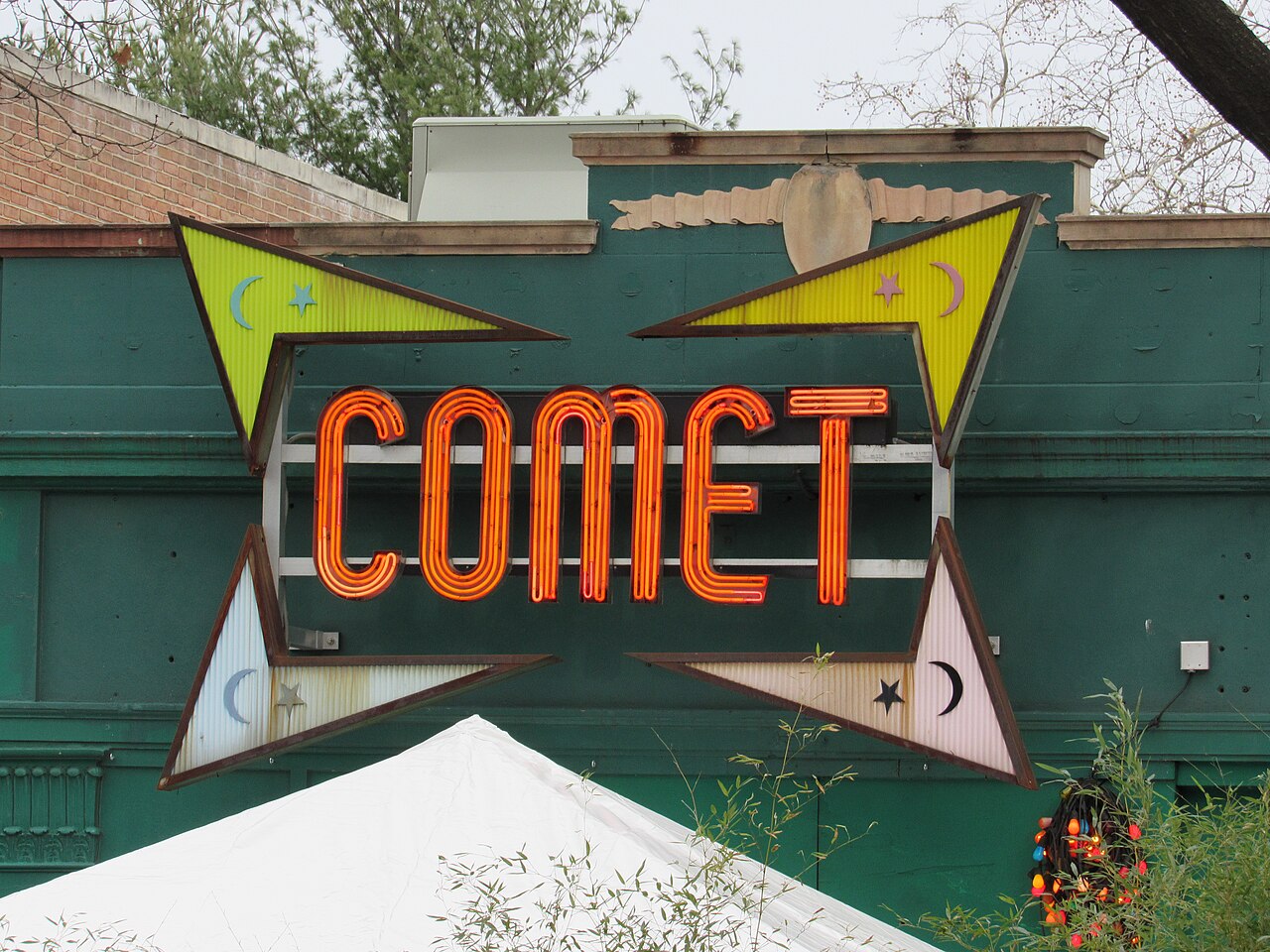 Pizzagate: jak falešný příběh o tajné síti zneužívání vznikl z uniklých e-mailů a přerostl v reálné násilí