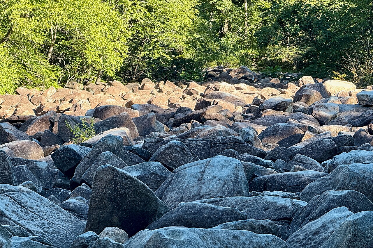 Ringing Rocks Park: pensylvánské balvany znějící jako zvony a geologie, která vysvětluje neobvyklou rezonanci kamenů