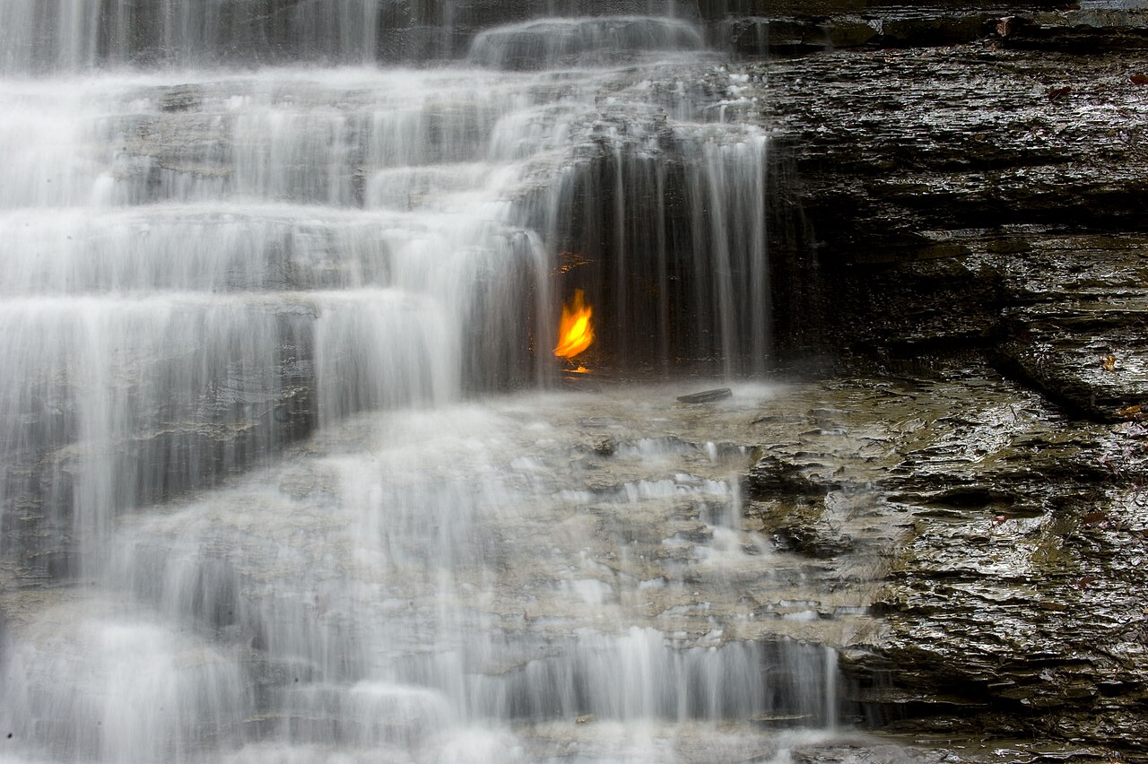 Eternal Flame Falls: vodopád v New Yorku, plamen v jeskyni a geologie neobvyklého úniku zemního plynu