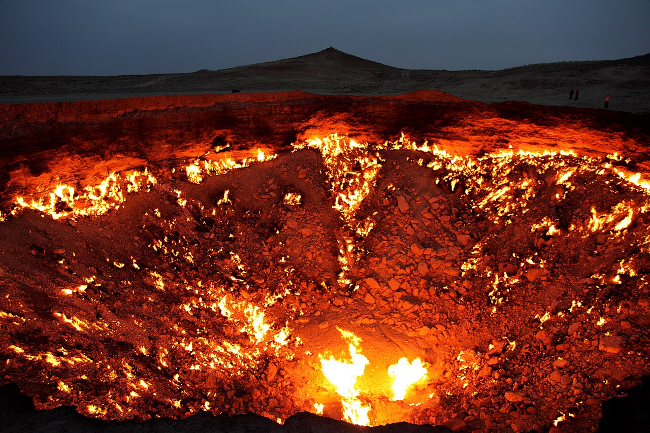 Darvaza: hořící kráter v Turkmenistánu, nejasný začátek požáru a proměna průmyslové havárie v turistickou legendu