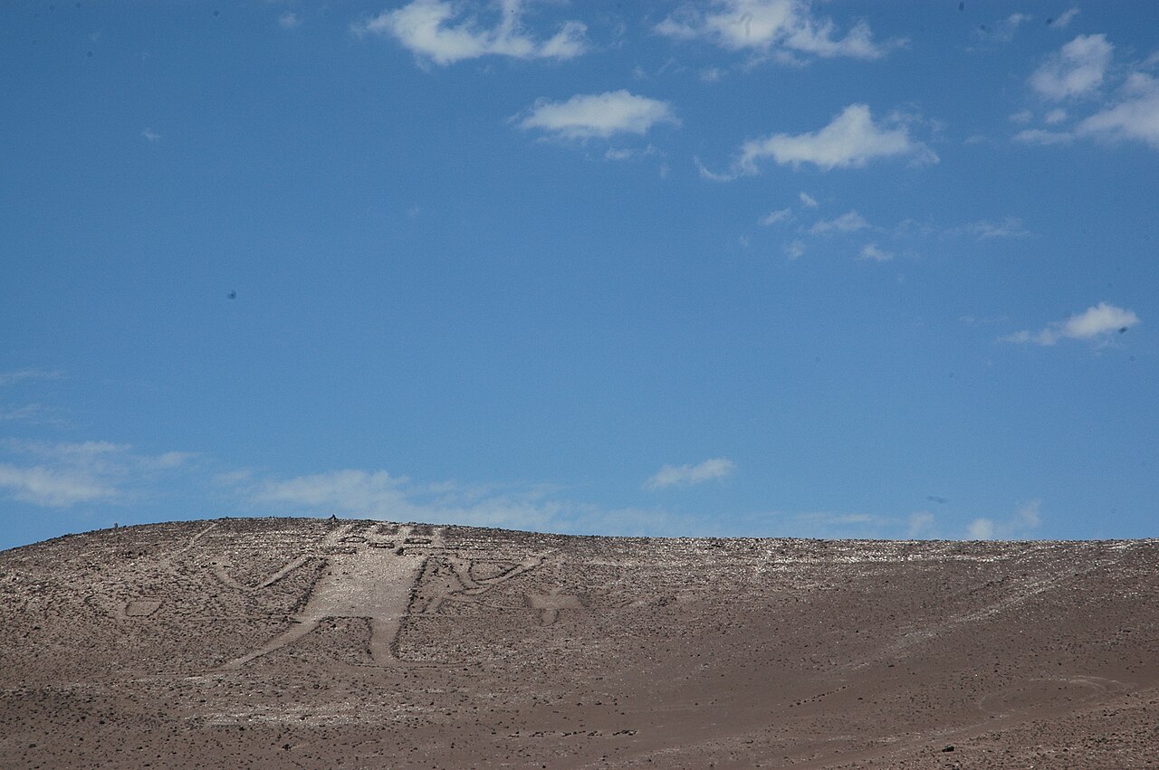 Gigant z Atacamy: obří geoglyf na Cerro Unitas, astronomické interpretace a otázka, co jeho tvůrci skutečně zobrazili