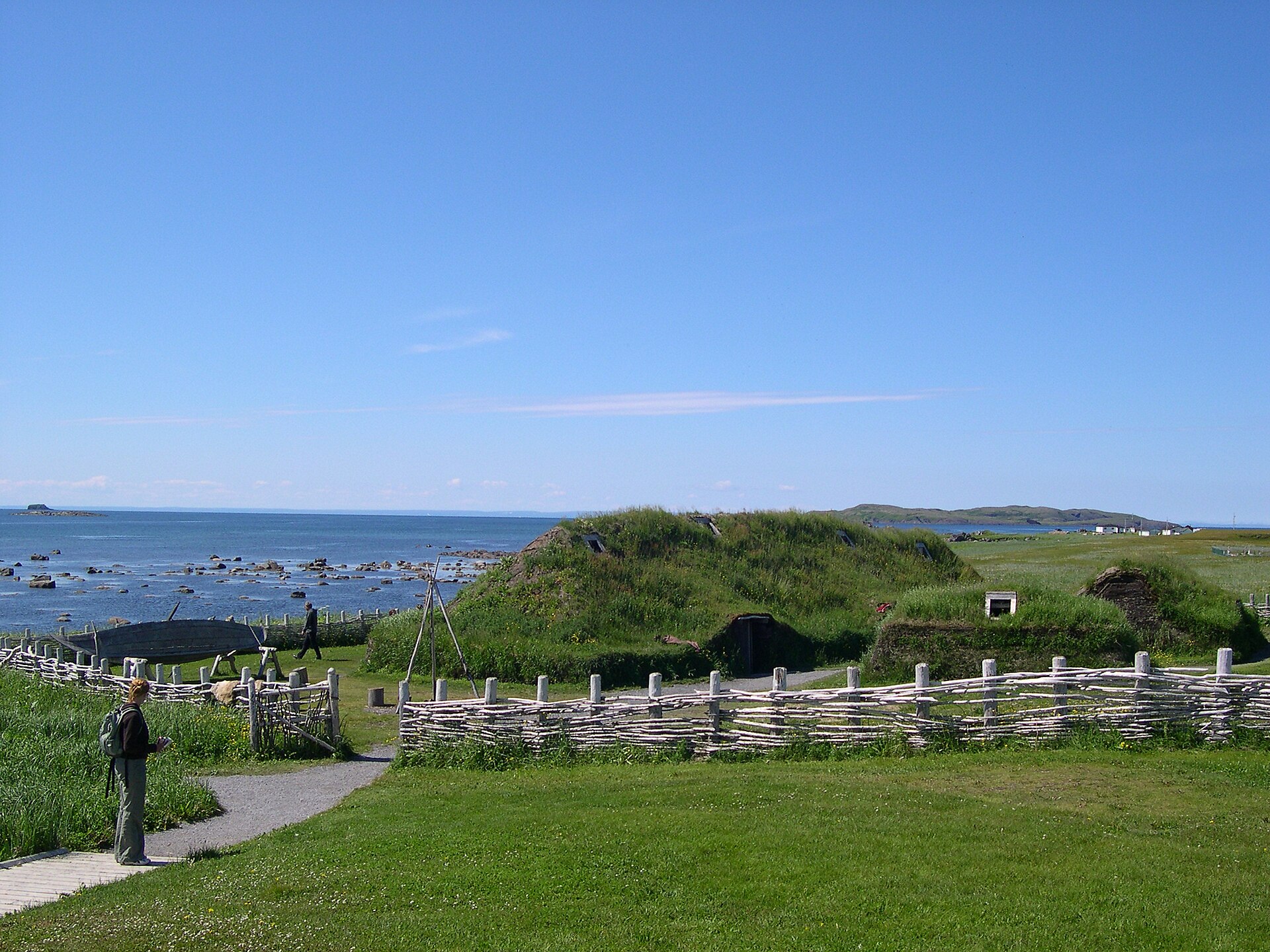 L’Anse aux Meadows: proč letokruhy ukazují rok 1021 a kde stále hledáme vikinský Vinland