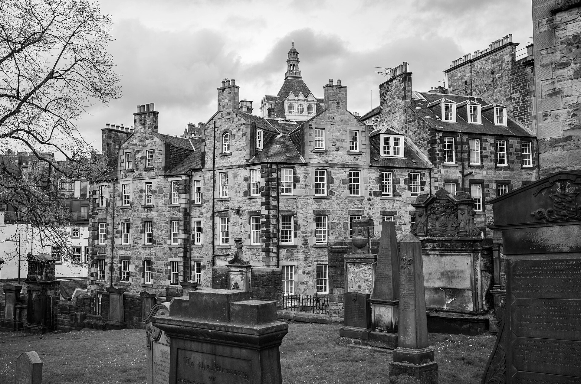 Mackenzieho poltergeist v Greyfriars: hřbitov v Edinburghu, turistické prohlídky a moderní legenda o útocích ducha