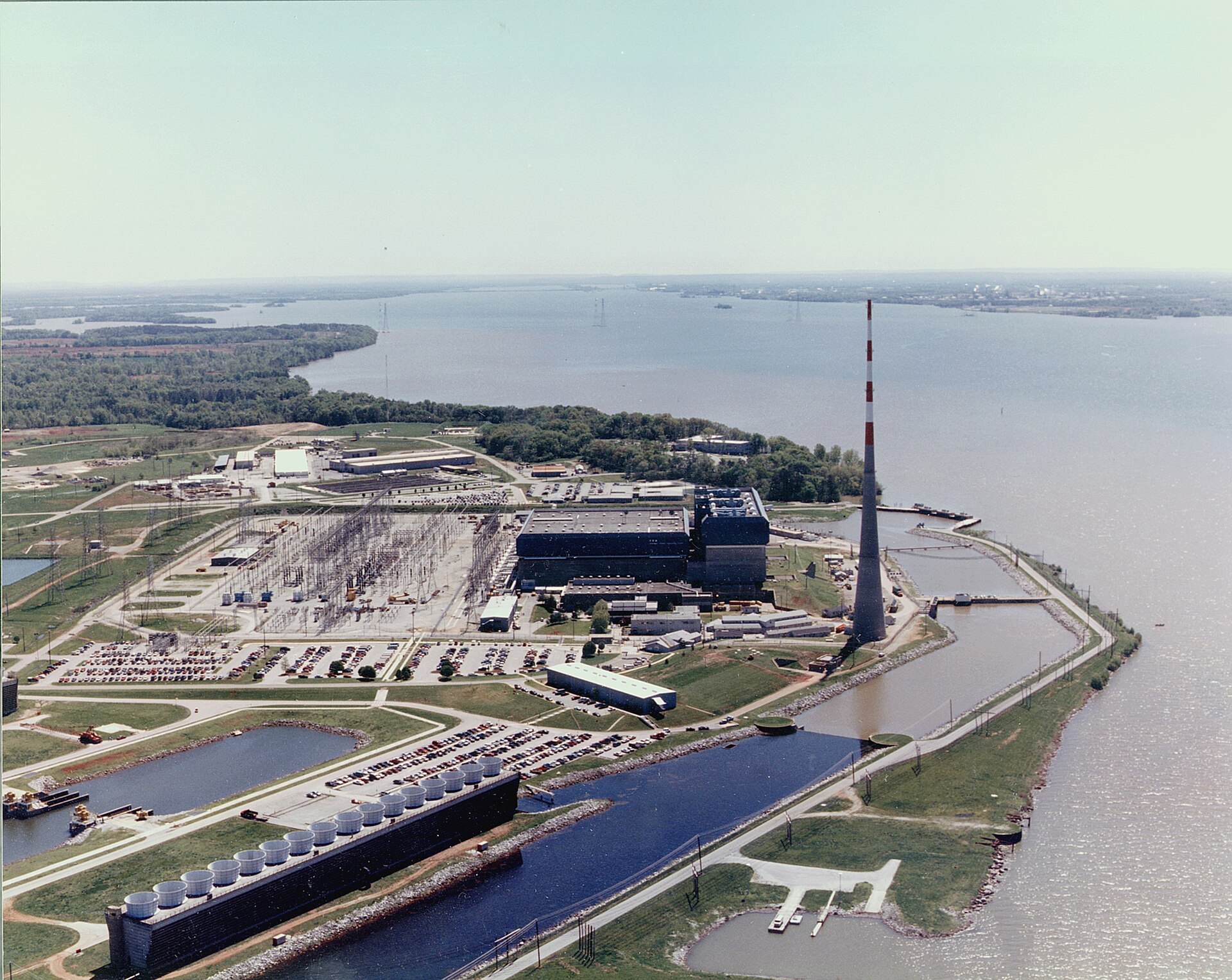 Browns Ferry 1975: svíčka hledající netěsnost, požár kabelů a lekce o společné poruše bezpečnostních systémů