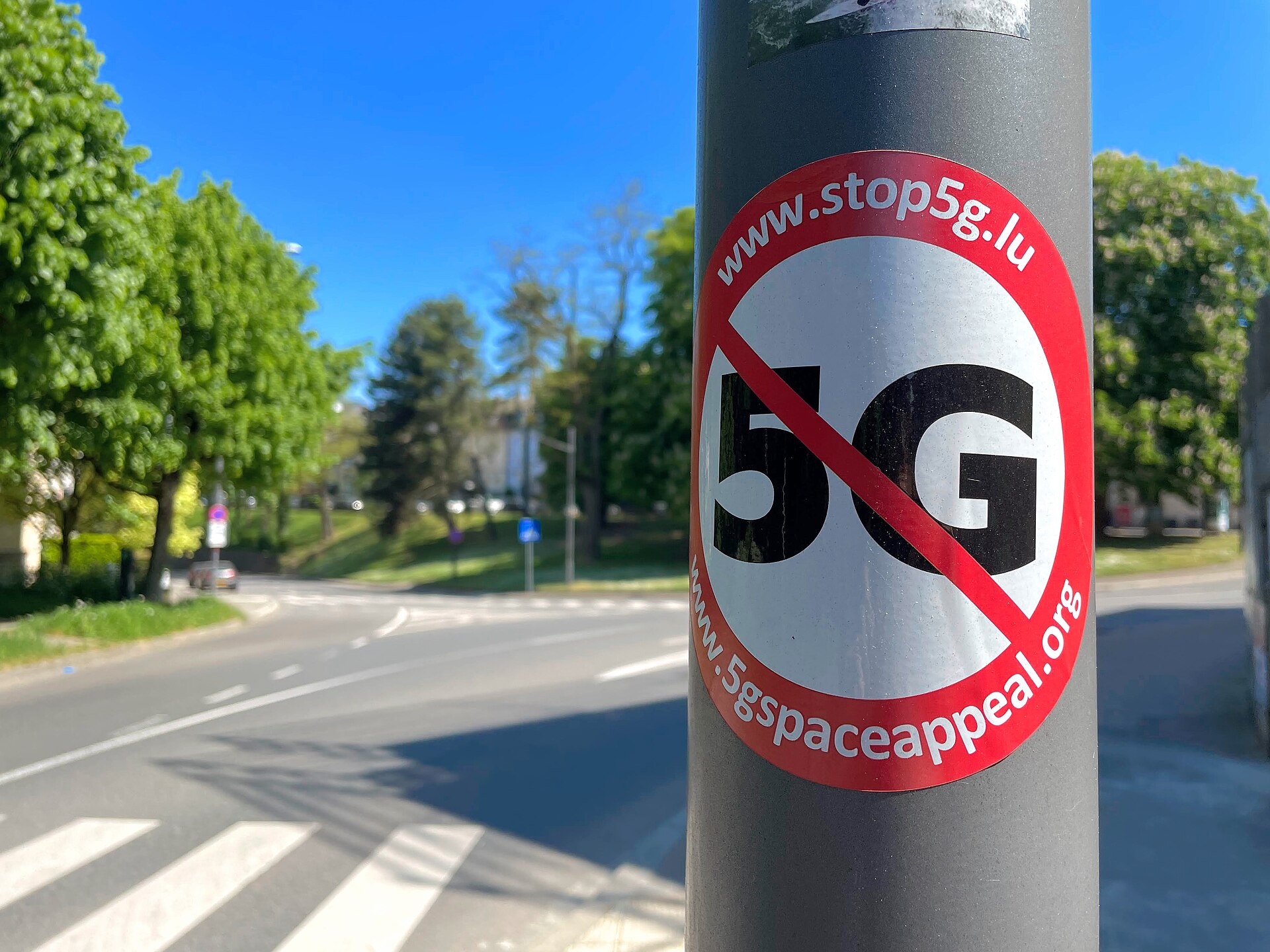 5G a covid-19: proč se dvě nesouvisející technologie spojily v teorii, která vedla k útokům na vysílače