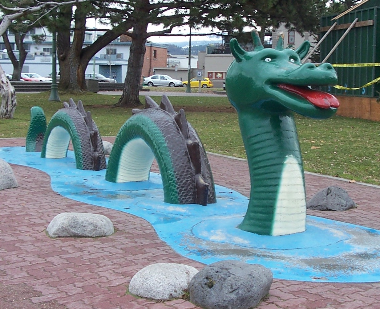 Ogopogo: tradice jezera Okanagan, hadovitá pozorování a proměna syilxského příběhu v turistickou kryptidu