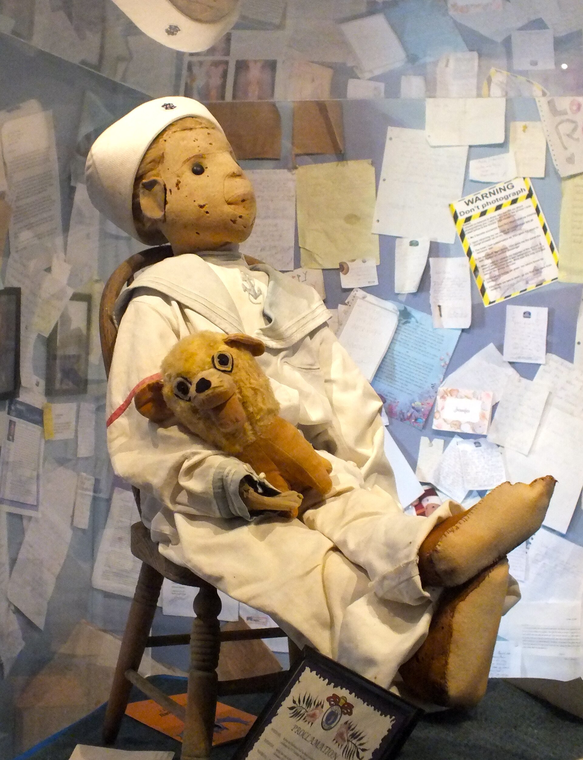 Robert the Doll: námořnický oblek, dům v Key Westu a turistická legenda o panence, která trestá nezdvořilé