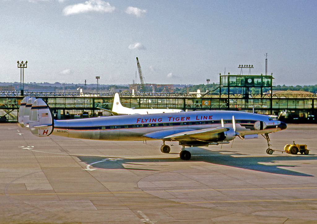 Flying Tiger Line 739: vojenský charter s 107 lidmi, světlo nad Pacifikem a pátrání bez trosek