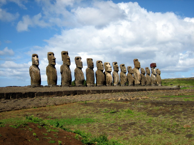 Jak se pohybovali moai: experimenty s provazy, kráčející sochy a archeologické stopy na Rapa Nui