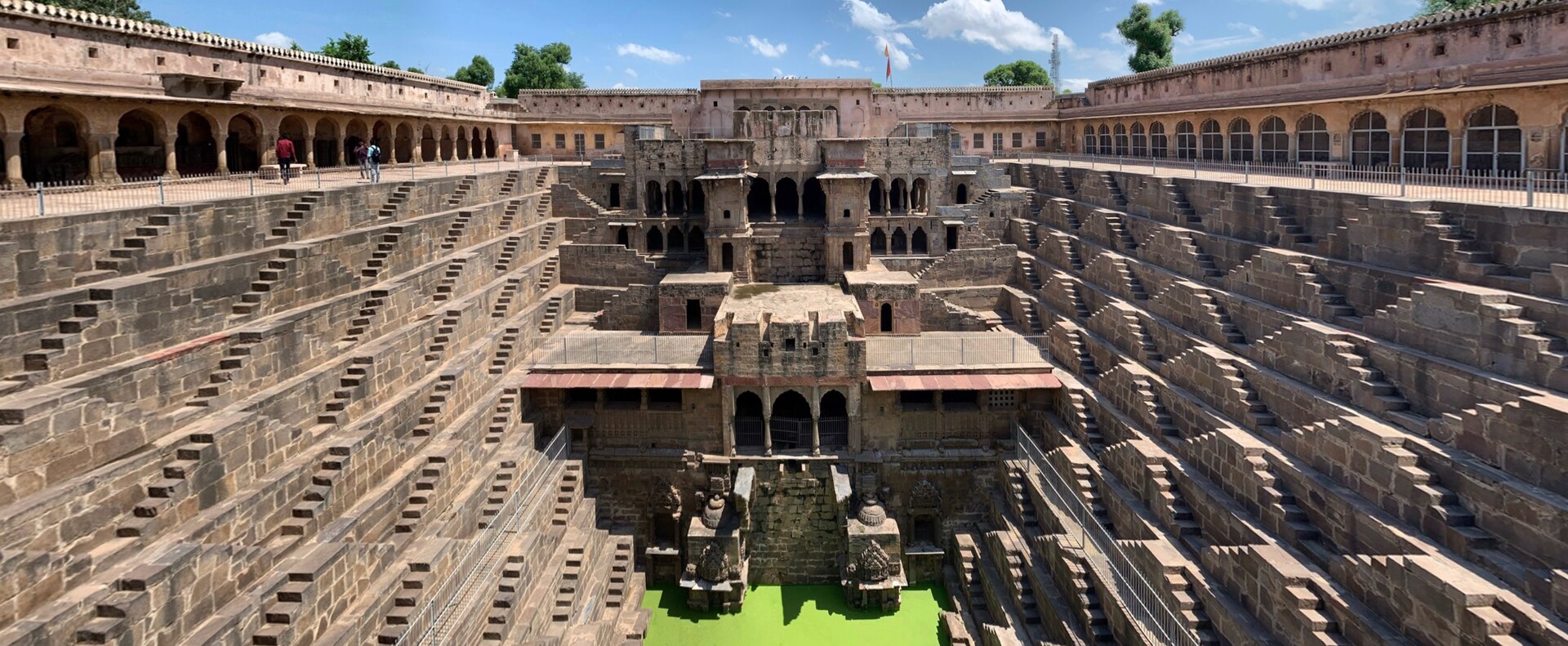 Chand Baori: třináct podlaží schodů, voda v suchém Rádžasthánu a geometrie monumentální studny