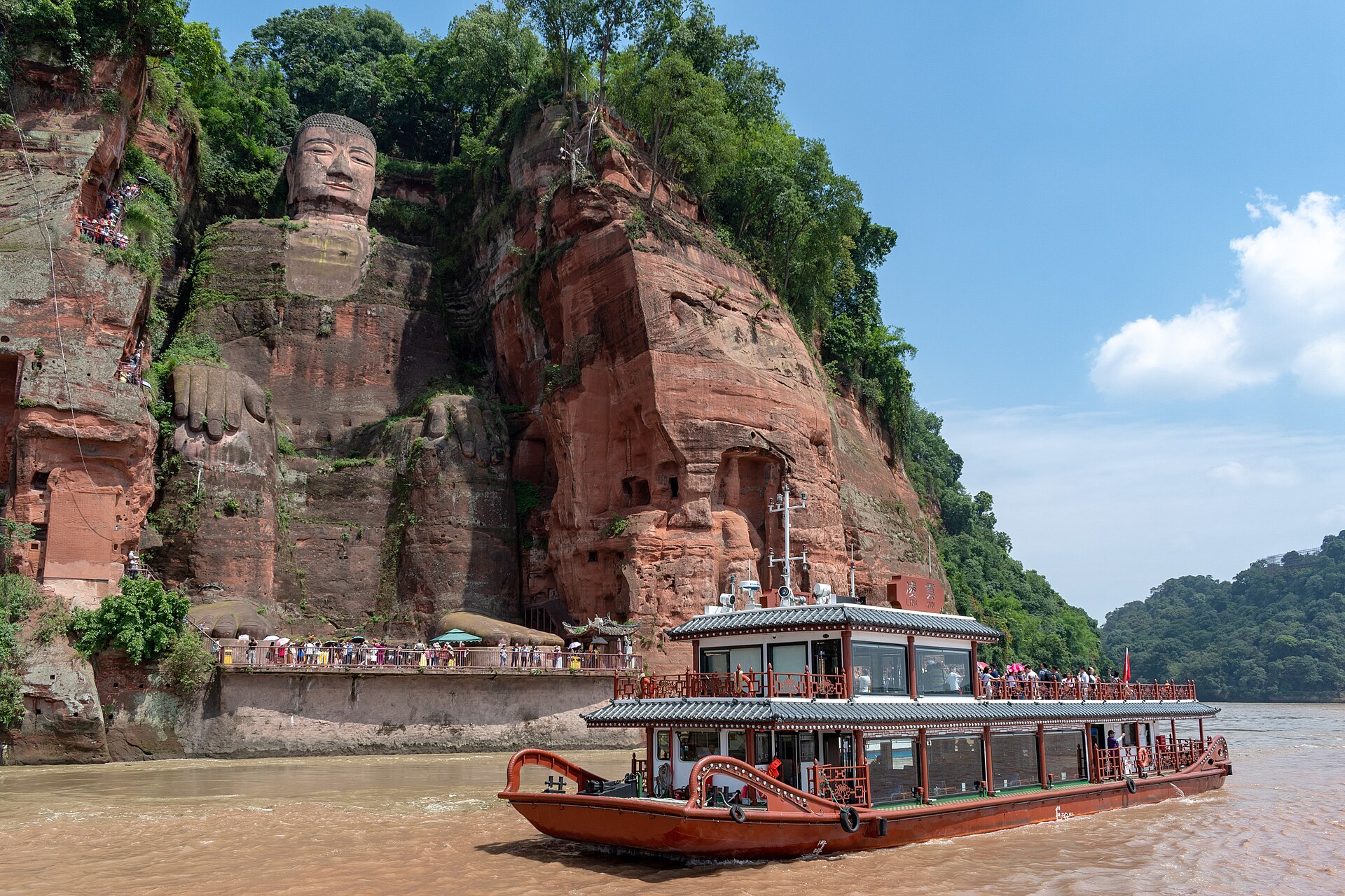 Obří Buddha v Le-šanu: socha vytesaná do útesu a skrytý drenážní systém chránící kámen před vodou