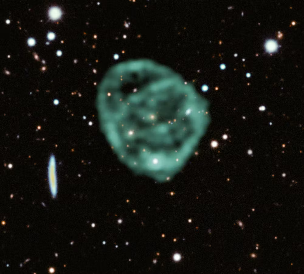 Podivné rádiové kruhy: obří prstence kolem vzdálených galaxií a hledání mechanismu jejich vzniku