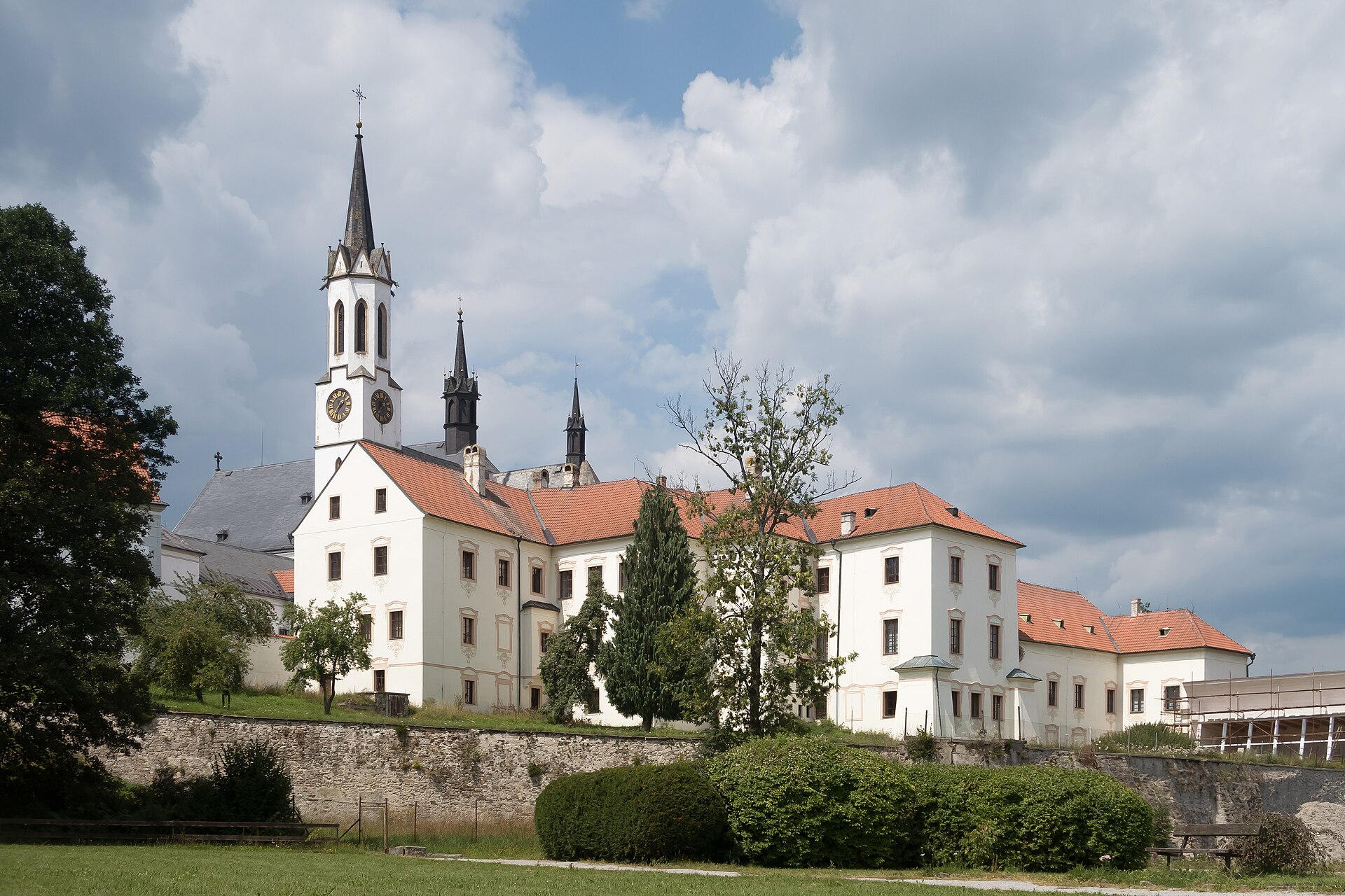 Závišův kříž: relikviář z Vyššího Brodu, byzantská práce a nejasná cesta do Čech