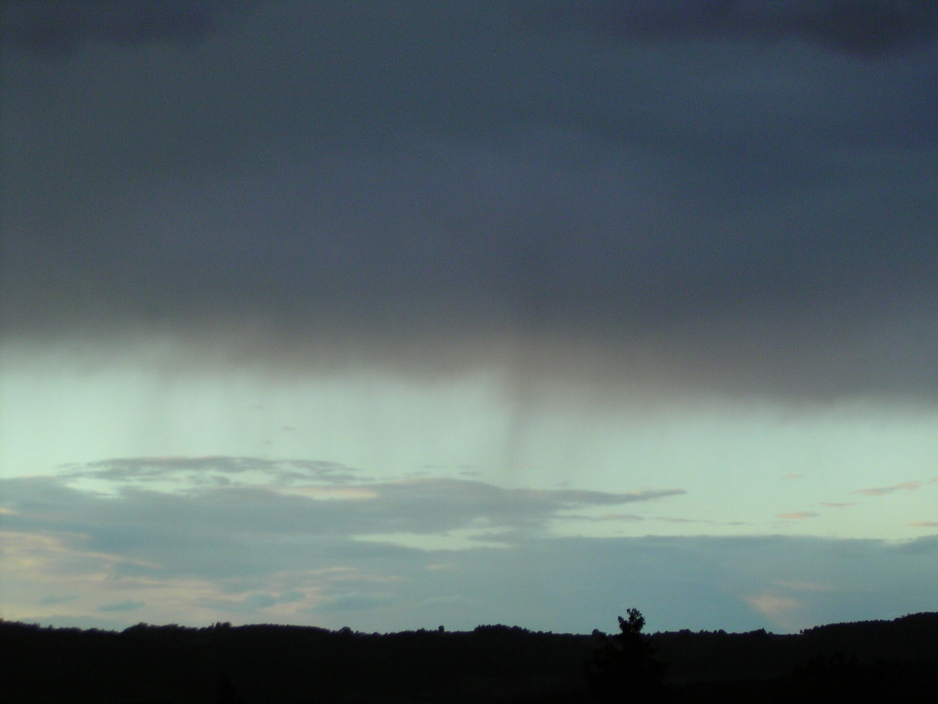 Virga: déšť, který se vypaří před dopadem a vytváří pruhy pod oblaky