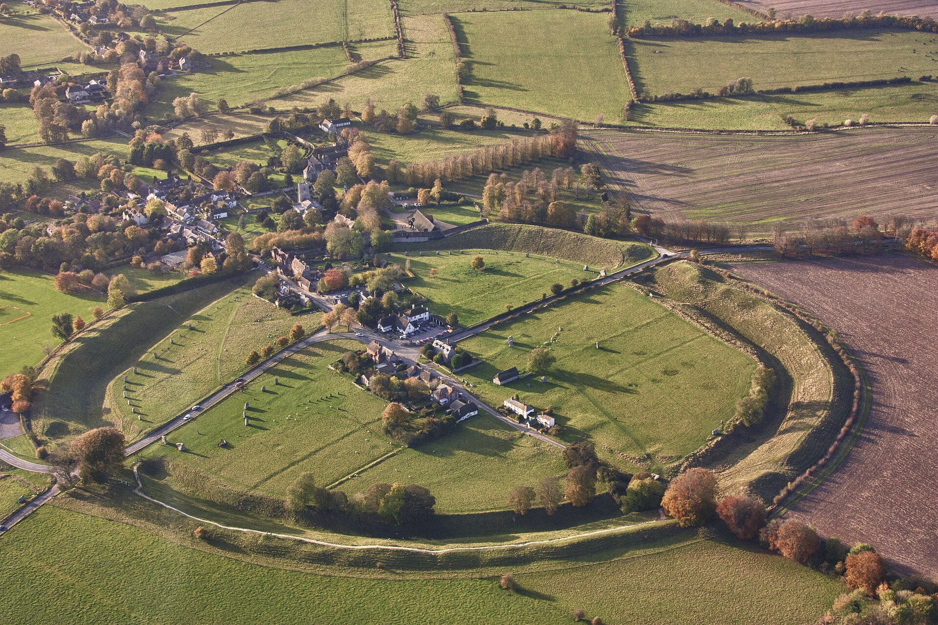Avebury: největší kamenný kruh Británie, vesnice uvnitř a staletí ničení i obnovy