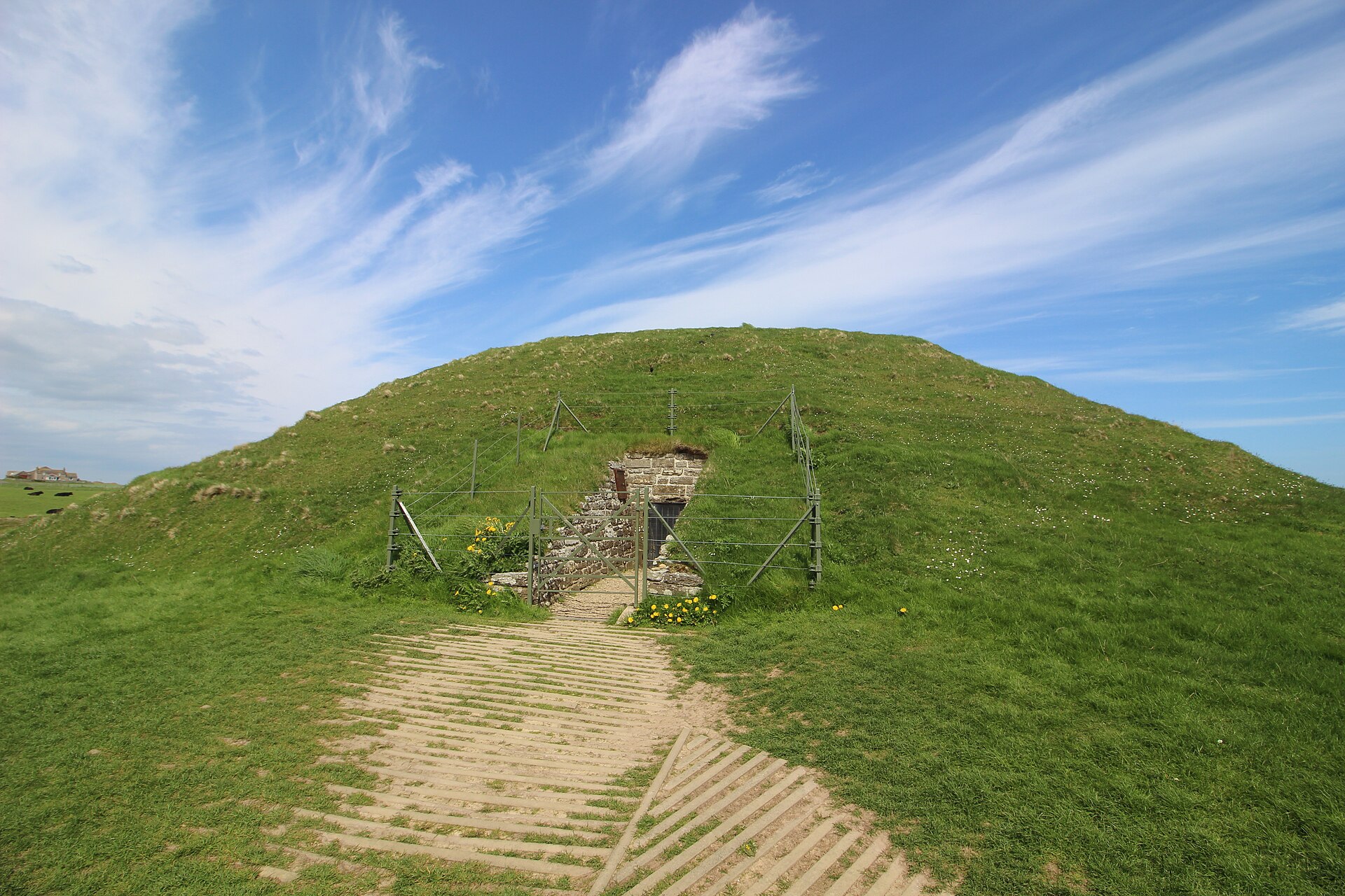 Maeshowe: komorová hrobka orientovaná na zimní slunovrat a vikinské runy na stěnách
