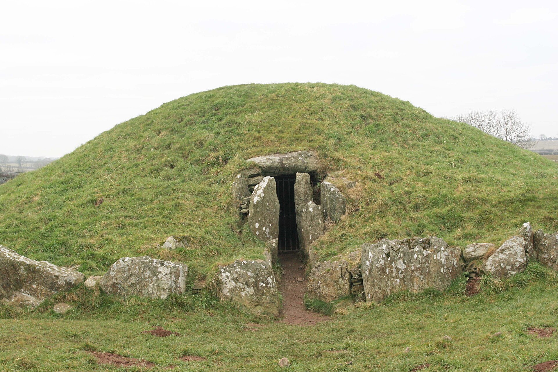 Bryn Celli Ddu: velšská chodbová hrobka, sluneční orientace a záhadný kámen v komoře