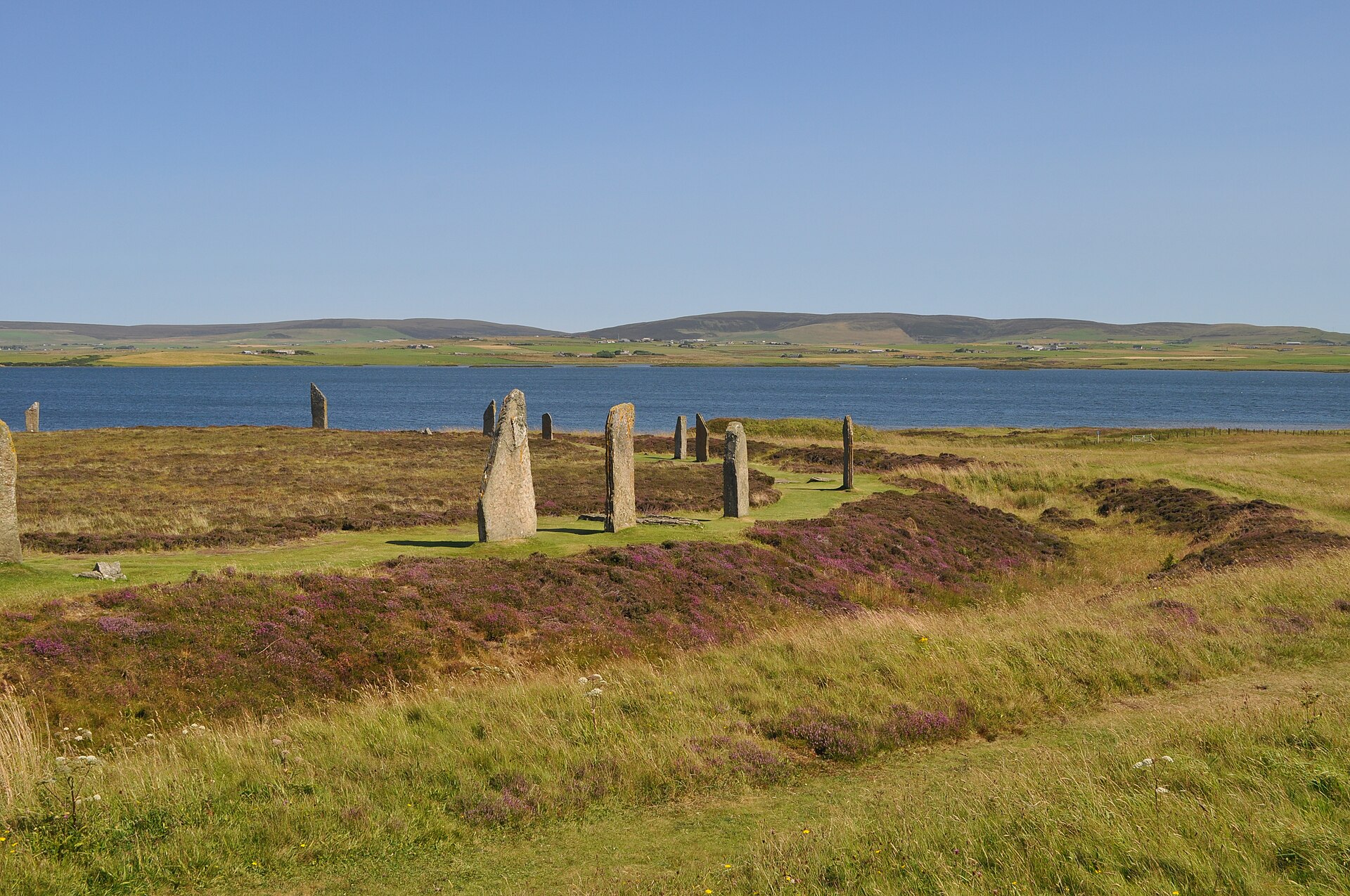 Ring of Brodgar: neolitický kruh mezi dvěma jezery a chybějící stopy přesné funkce