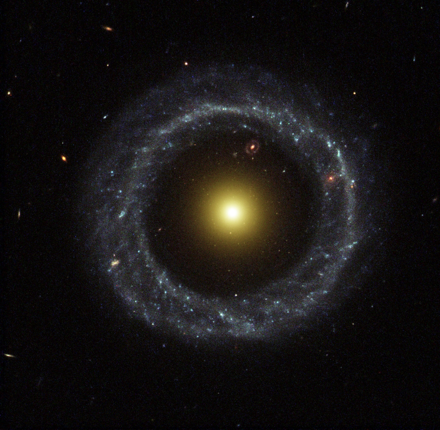 Hoagův objekt: téměř dokonalá prstencová galaxie a její oddělené jádro