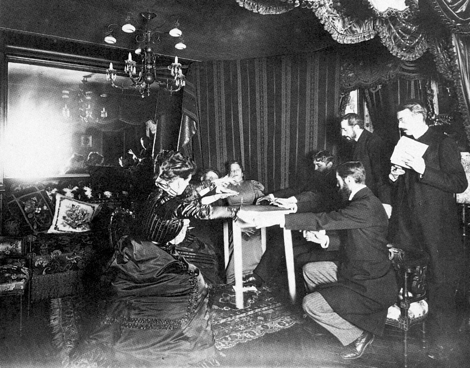 Filipův experiment: smyšlený duch, stolní seance a psychologie skupinového očekávání