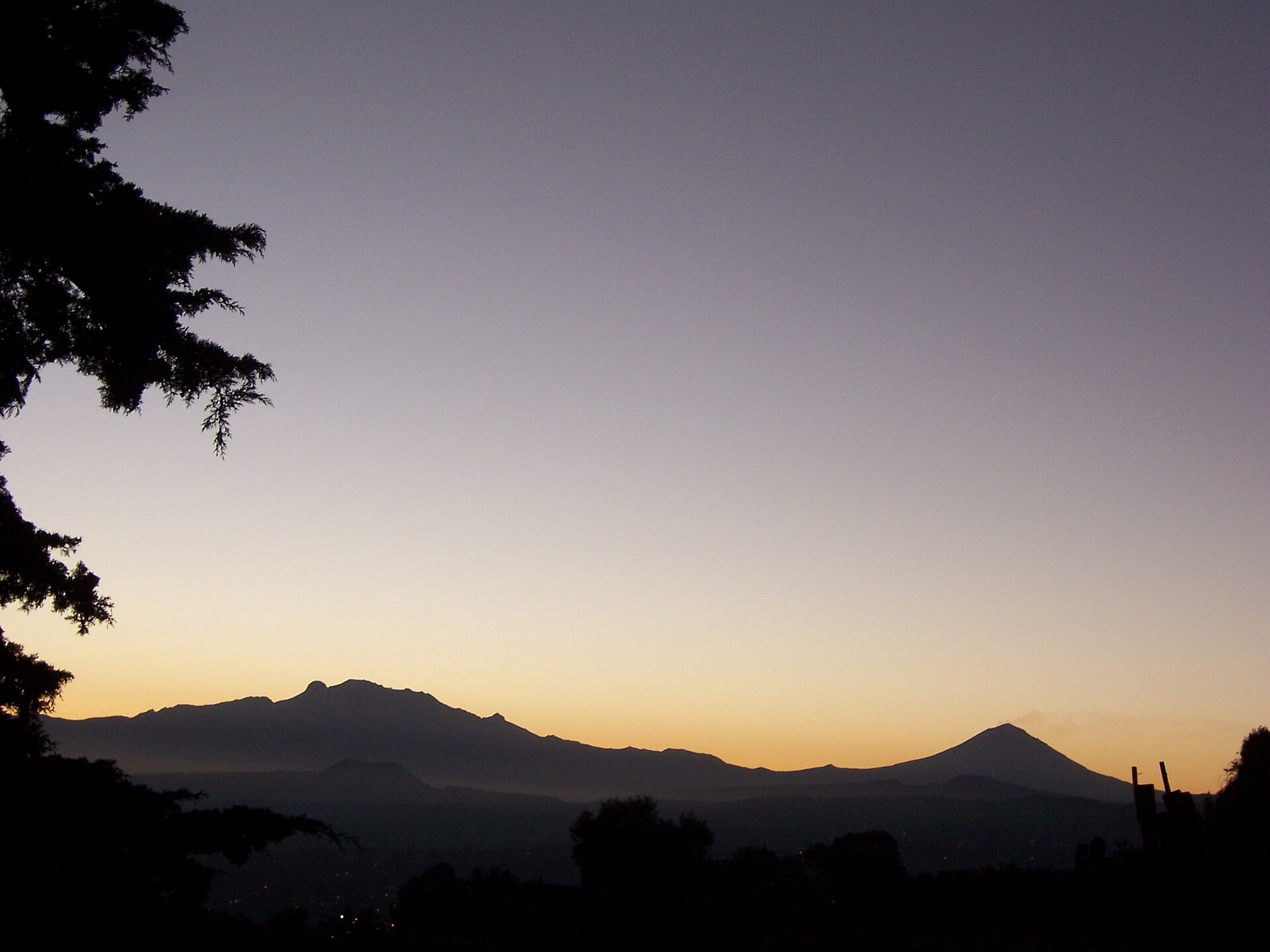 Iztaccíhuatl a Popocatépetl: příběh spících milenců a skutečné sopky nad Mexickým údolím
