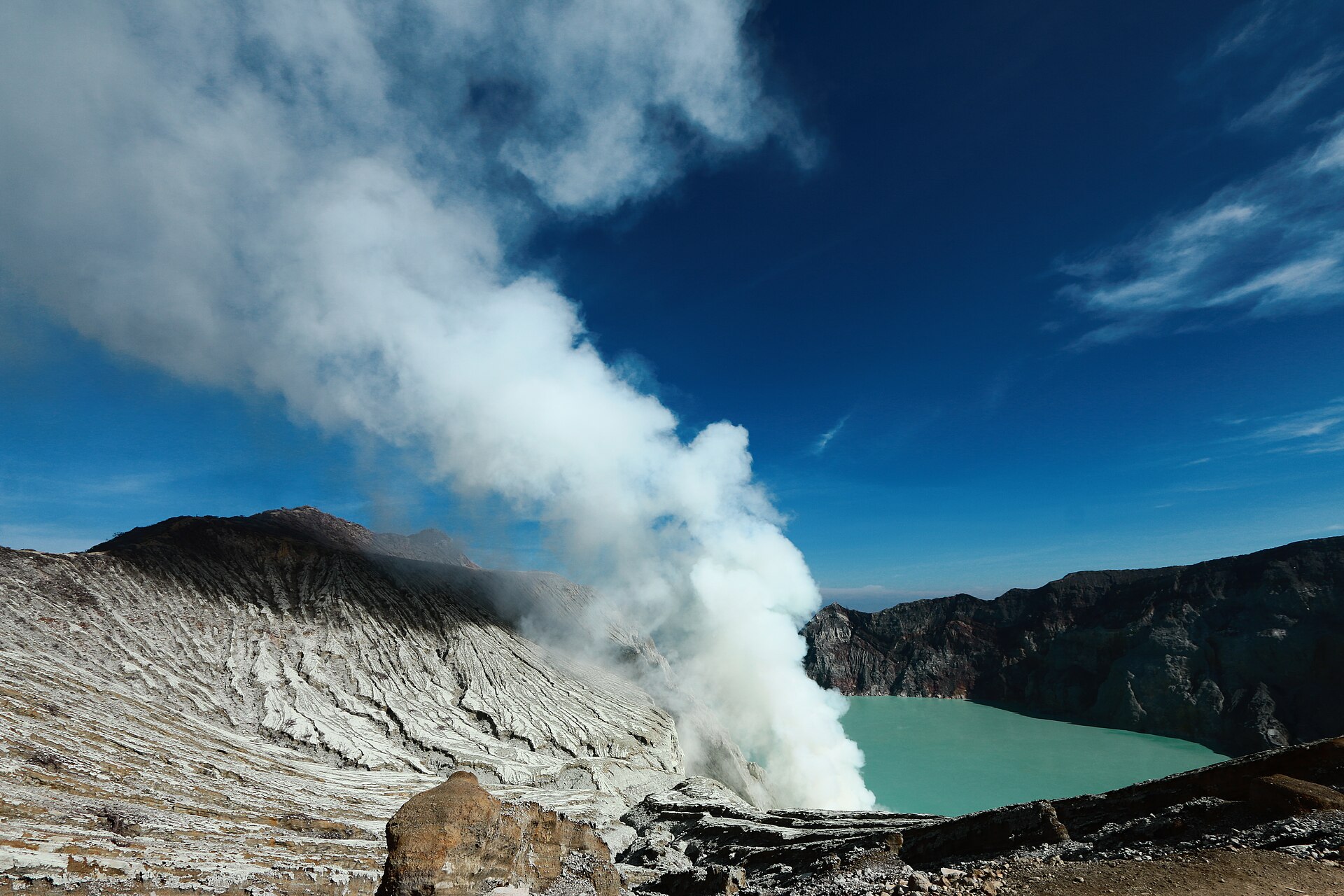 Modré plameny Kawah Ijen: hořící sirné plyny, které se mylně vydávají za modrou lávu
