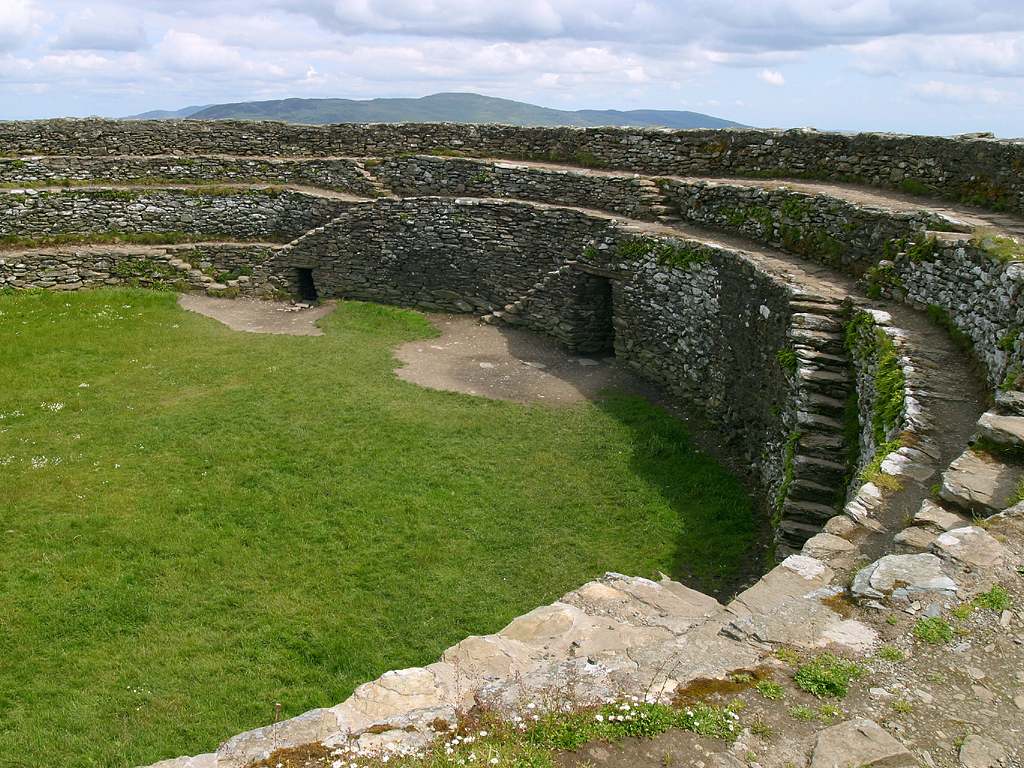 Grianán of Aileach: kamenná pevnost na irském kopci a rozsah rekonstrukce z 19. století