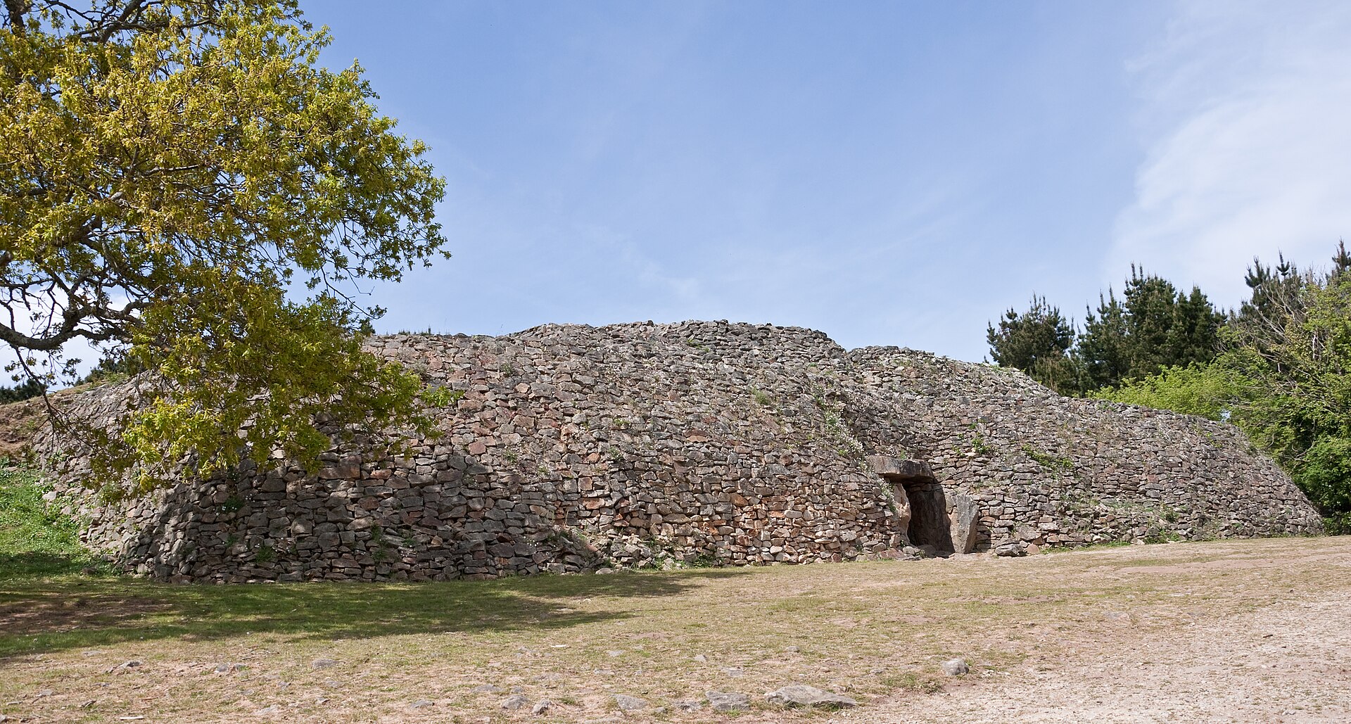 Gavrinis: bretaňská chodbová hrobka, ryté kameny a deska přenesená ze staršího monumentu