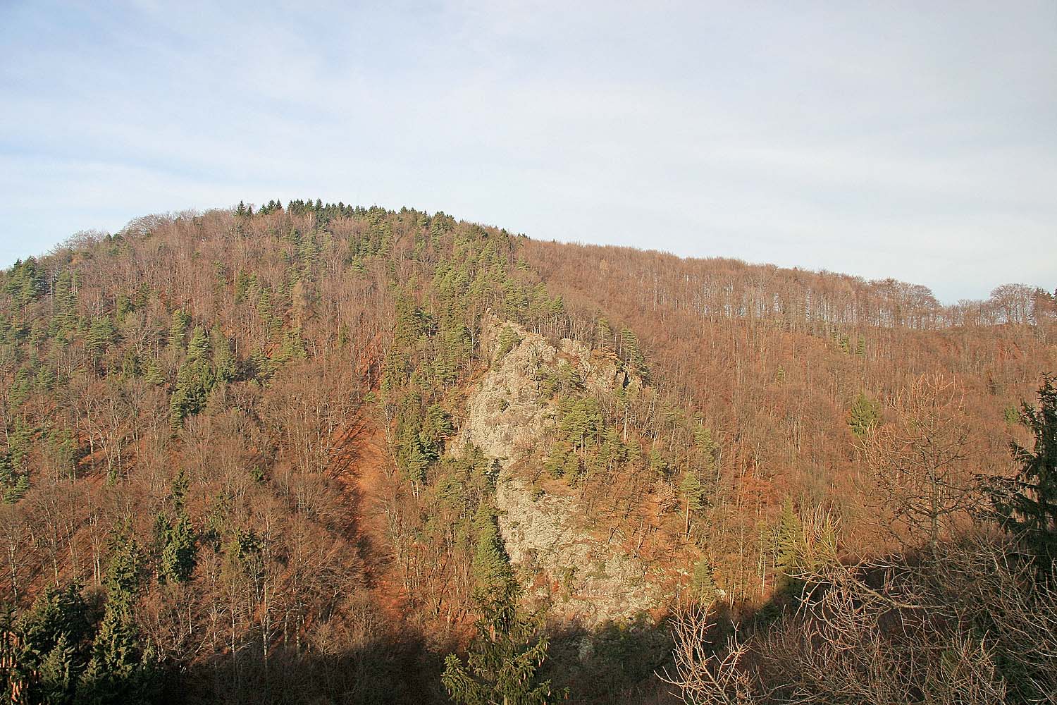 Hrad Lichnice a Dívčí kámen: původ temné pověsti